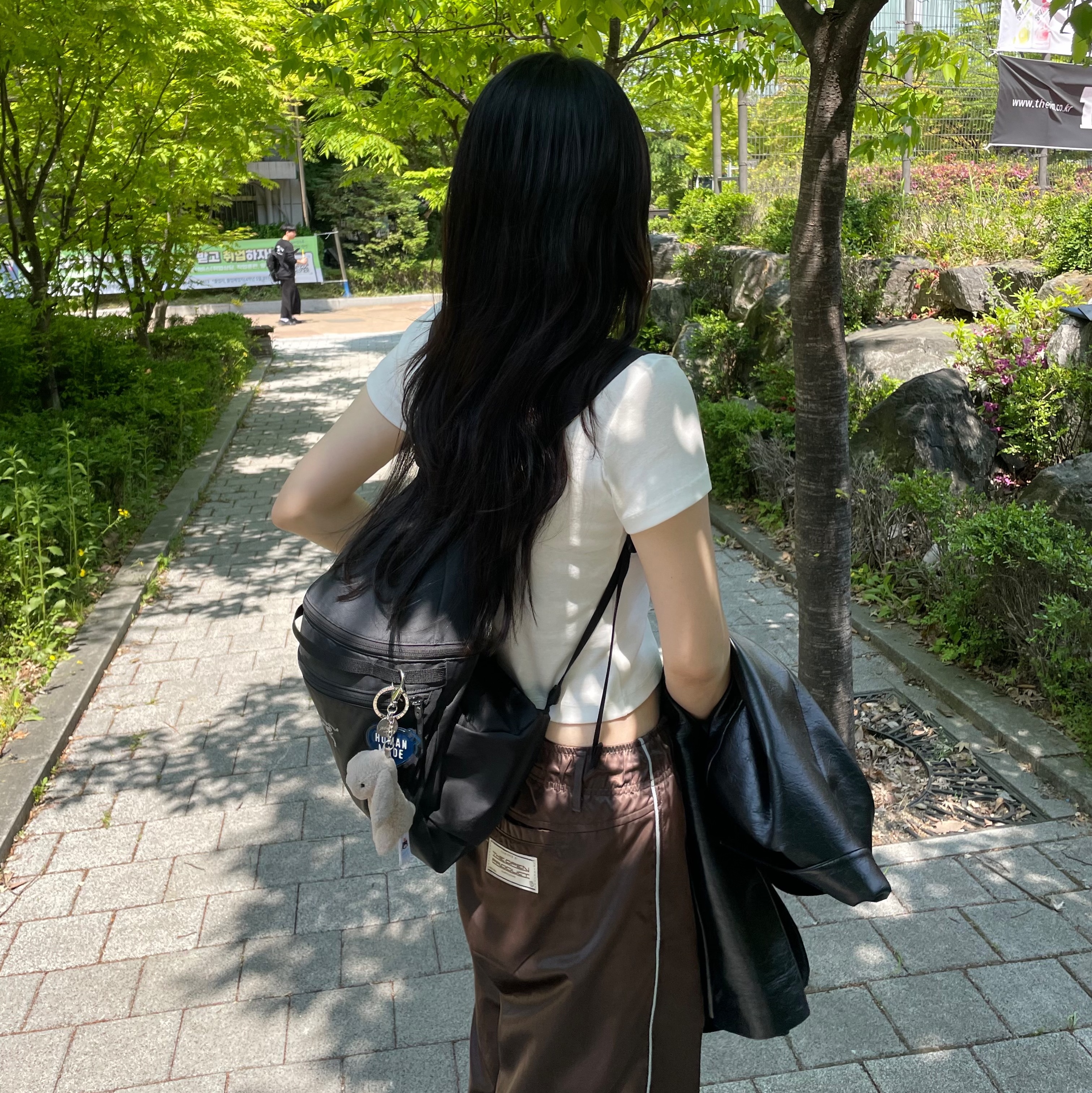 Arc'teryx Heliad 15 Backpack Black, Jellycat Bashful Bunny Bag Charm Beige 착용 스타일 - 2