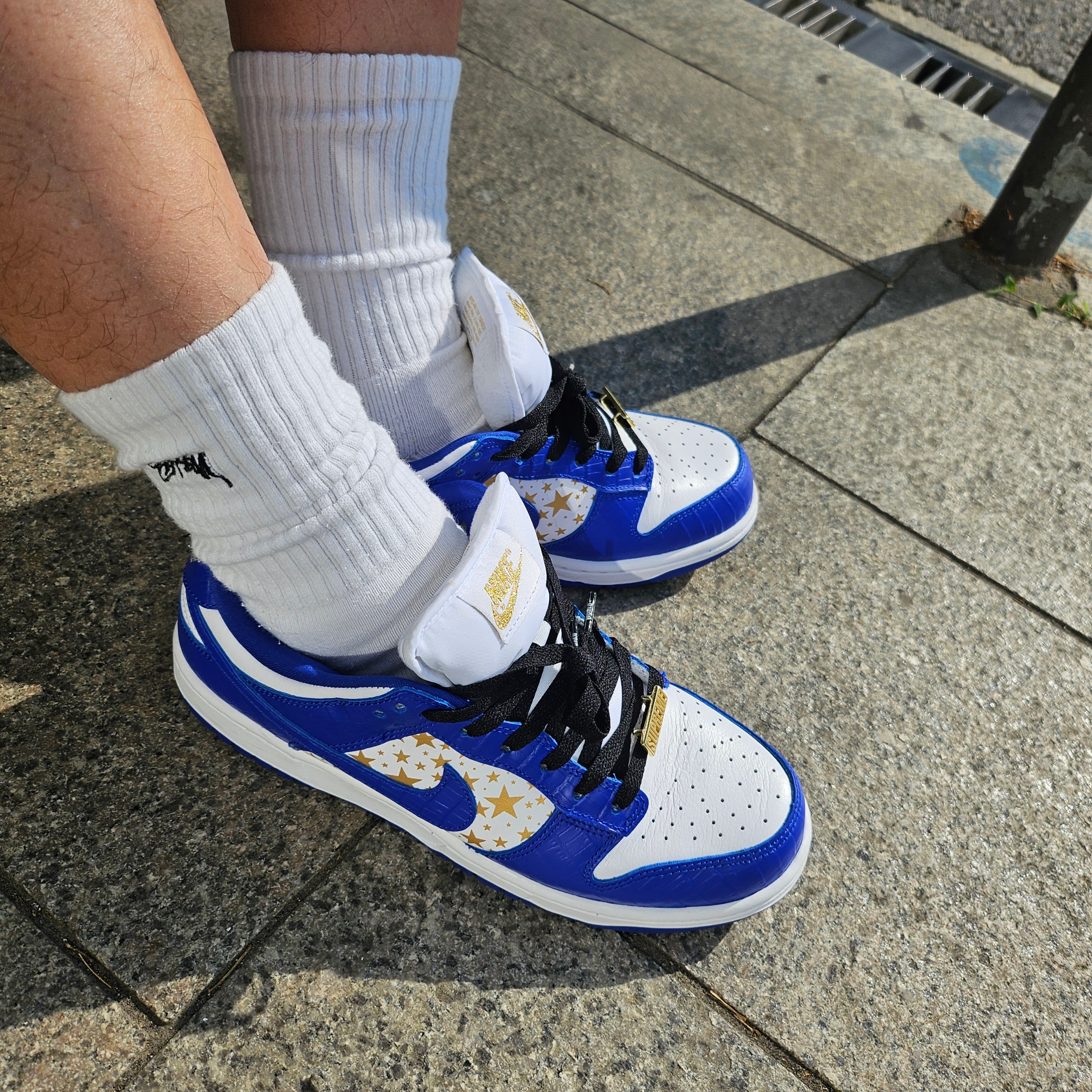 Nike x Supreme SB Dunk Low Hyper Blue, Stussy Small Stock Crew Socks White (3 Pack) 착용 스타일 - 1