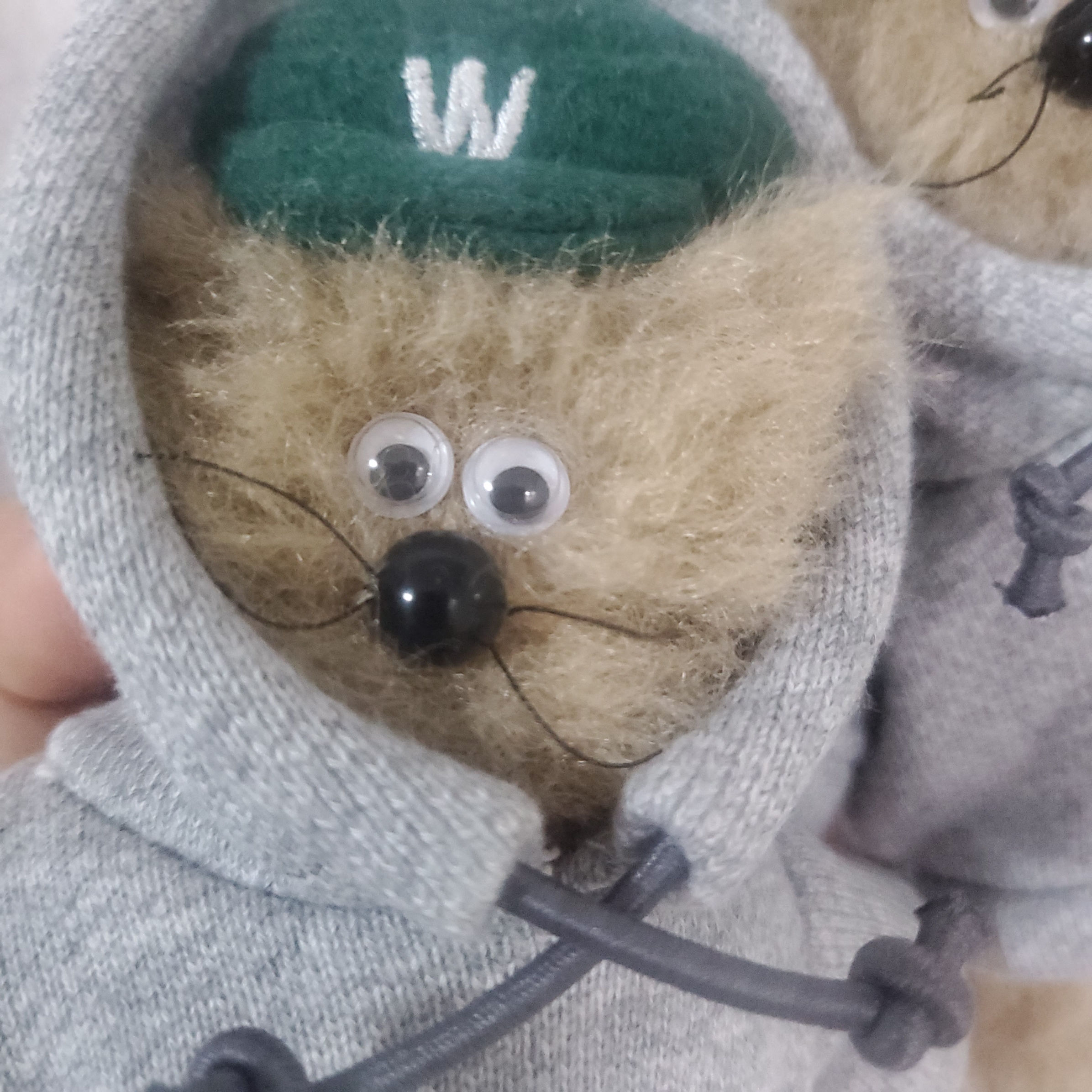 Monamhee x Choi Woo Shik Wooshikhee Keyring Brown 착용 스타일 - 2