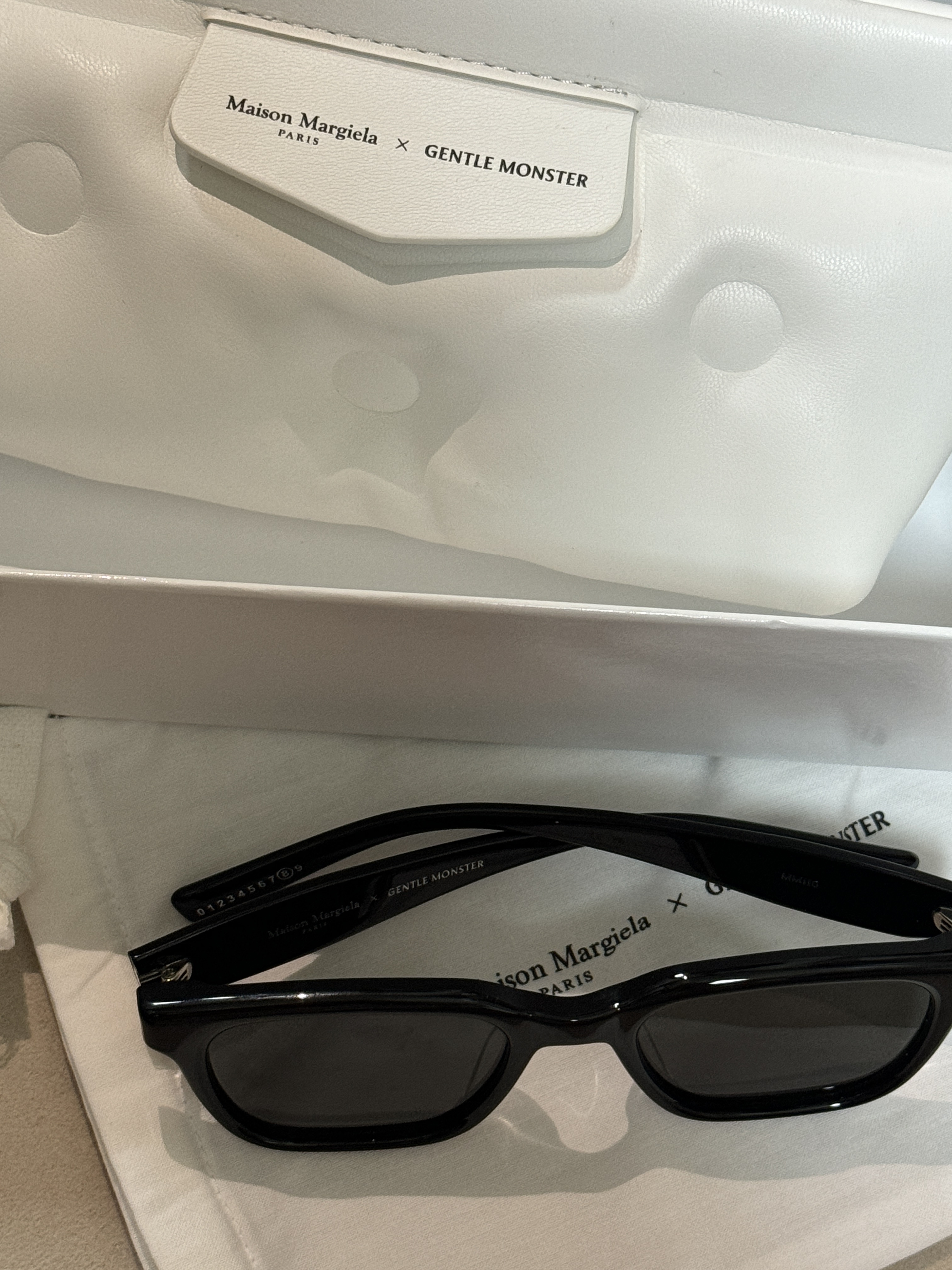 Gentle Monster x Maison Margiela MM110 Black Black 착용 스타일