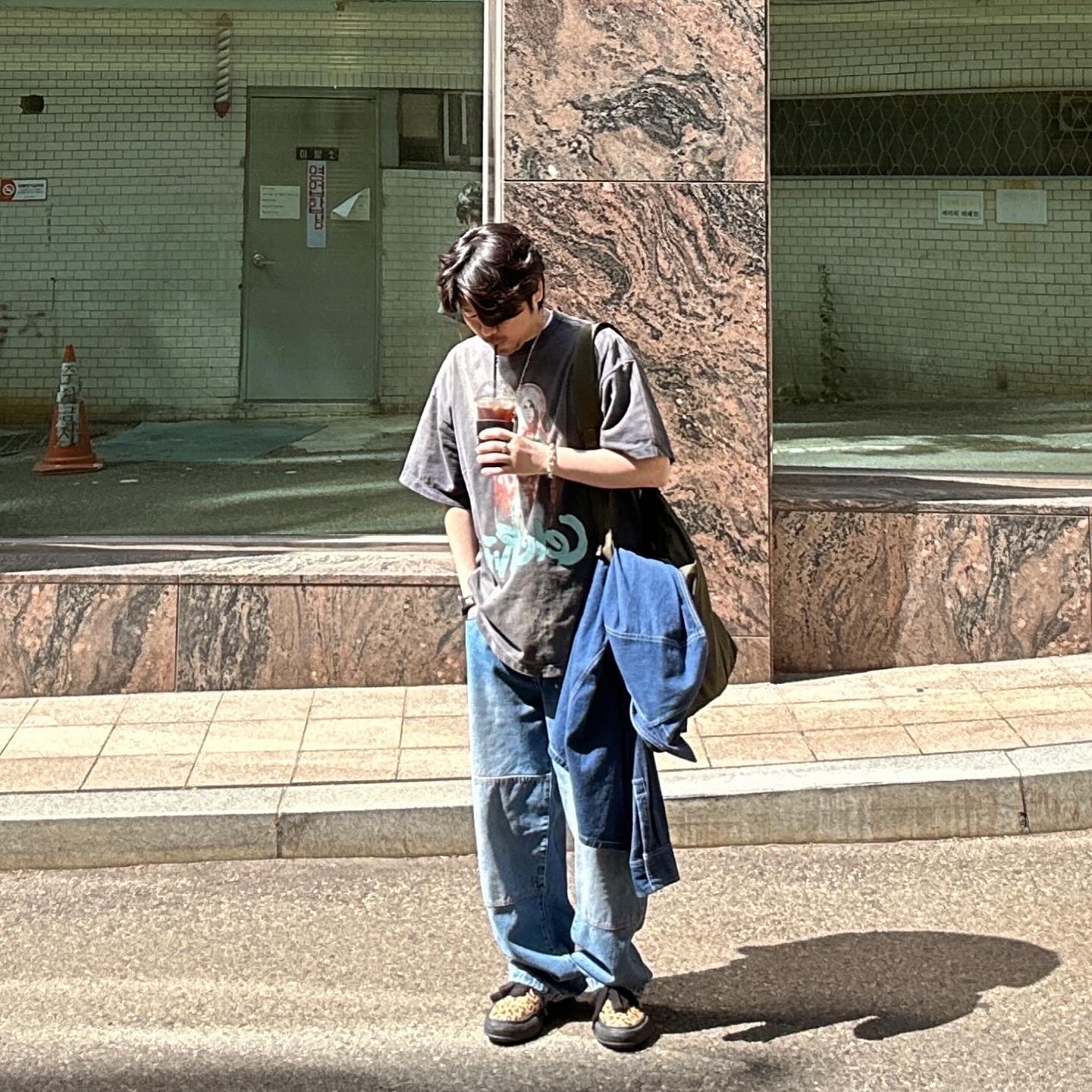Saint Mxxxxxx SS T-Shirt Celebrity Black - 24SS, Supreme x Dickies Double Knee Baggy Jean Washed Indigo - 23FW 착용 스타일 - 1