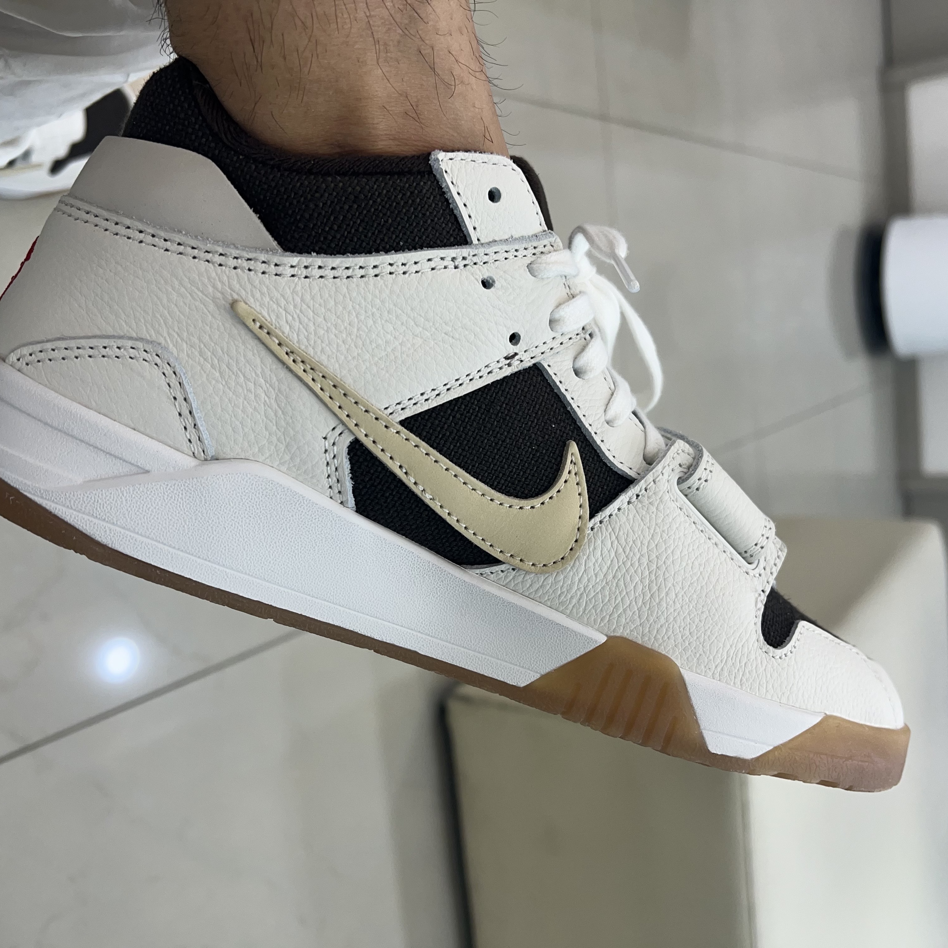 Jordan x Travis Scott Jumpman Jack TR Sail and Dark Mocha 착용 스타일 - 1