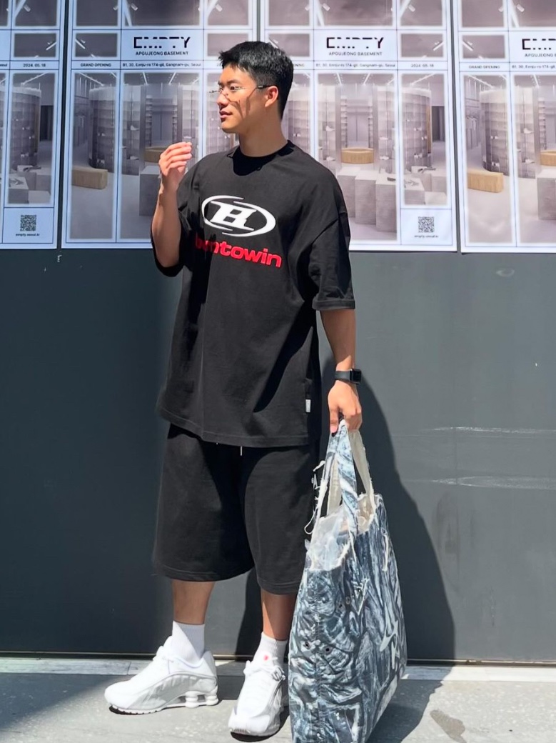 BORN TO WIN Symbol B Logo T-Shirts Black 착용 스타일