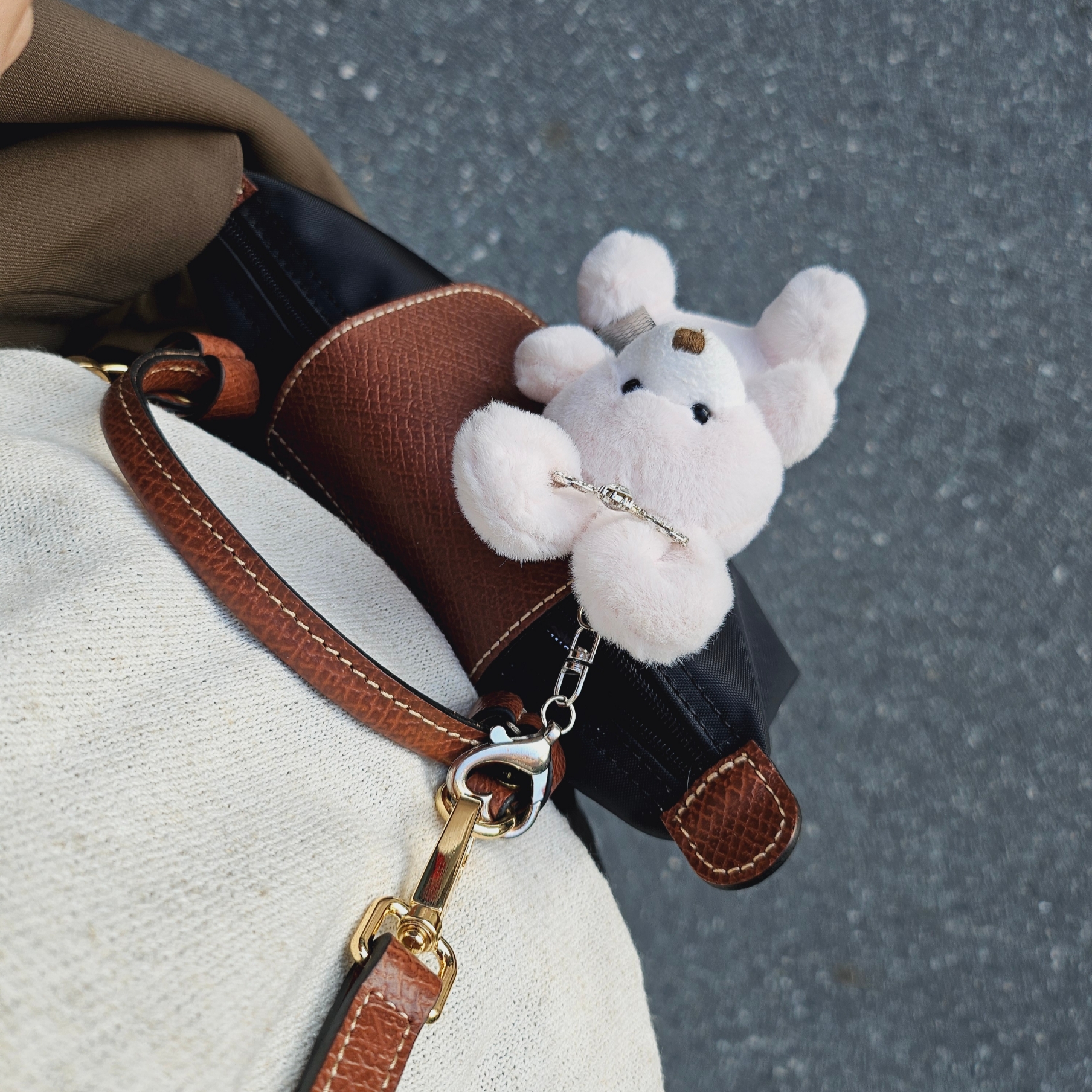 Longchamp Le Pliage Original Handle Pouch Black 착용 스타일