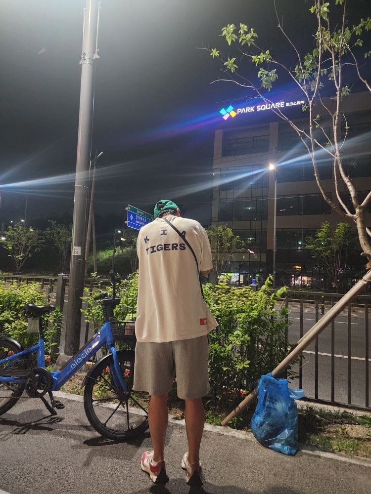 Nike Club Unstructured Futura Washed Cap Malachite, Kia Tigers x IAB Studio Brand Day T-Shirt White 착용 스타일 - 1