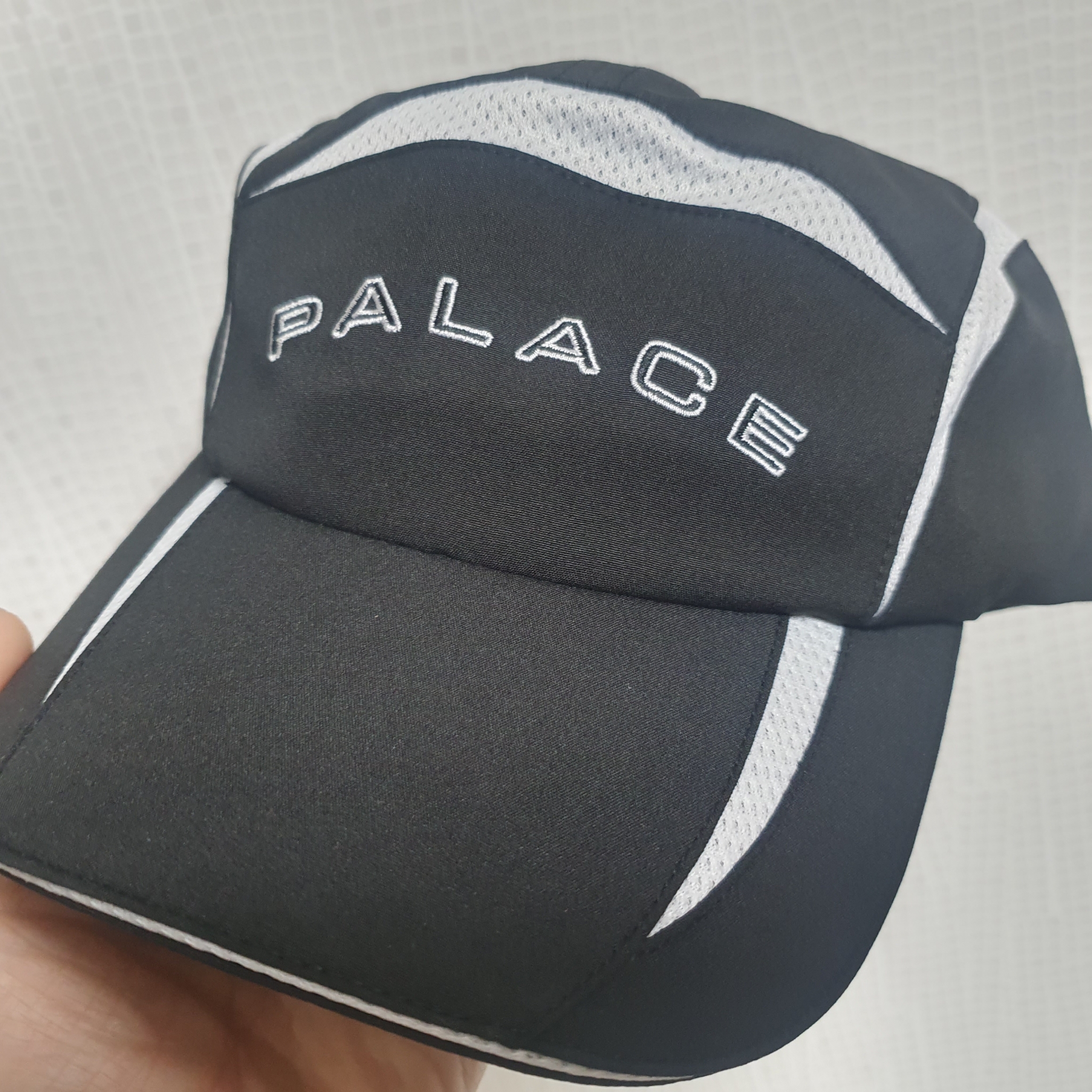 Palace Arc Shell Runner Black - 24SS 착용 스타일 - 1