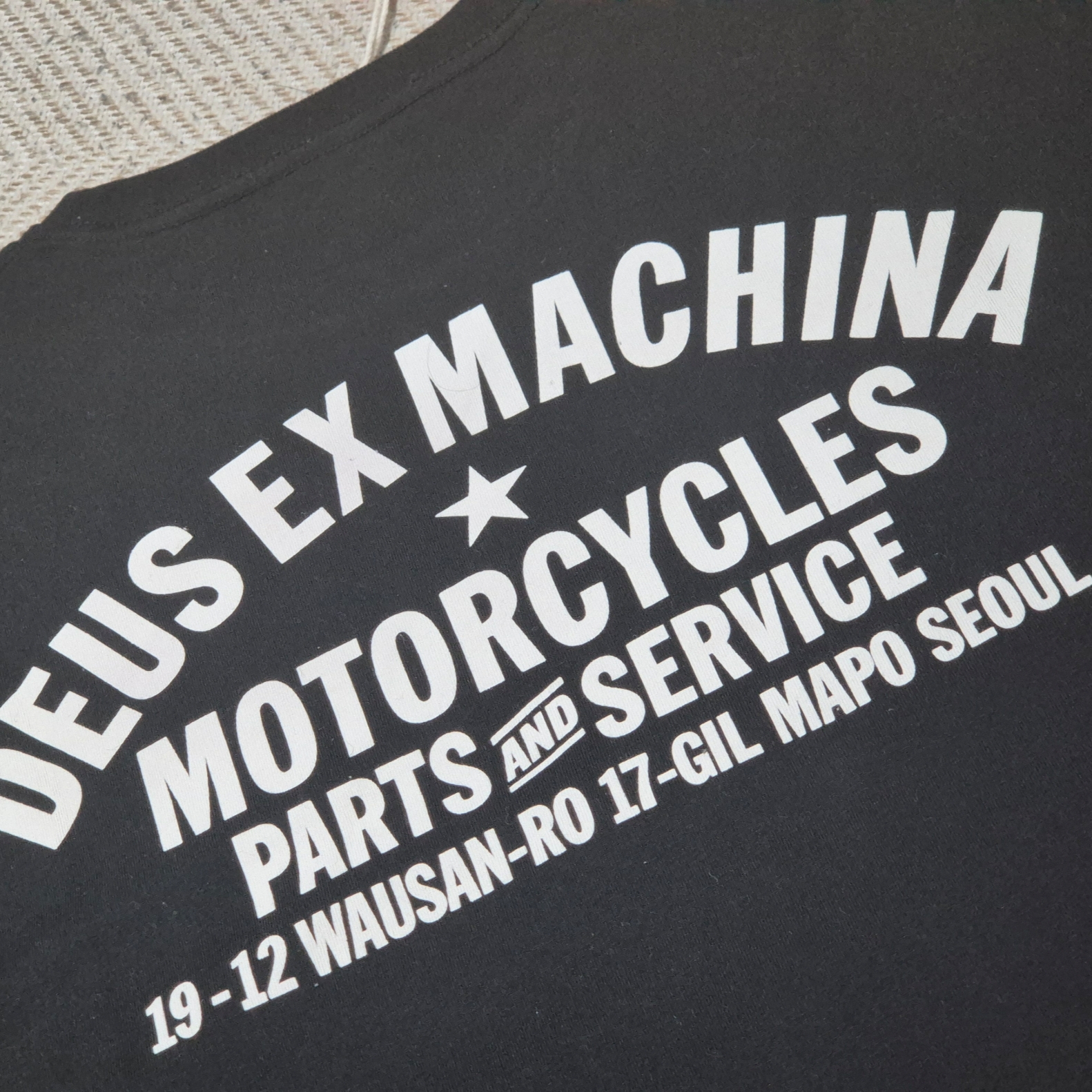 Deus Ex Machina Seoul Address T-Shirt Black 착용 스타일 - 2