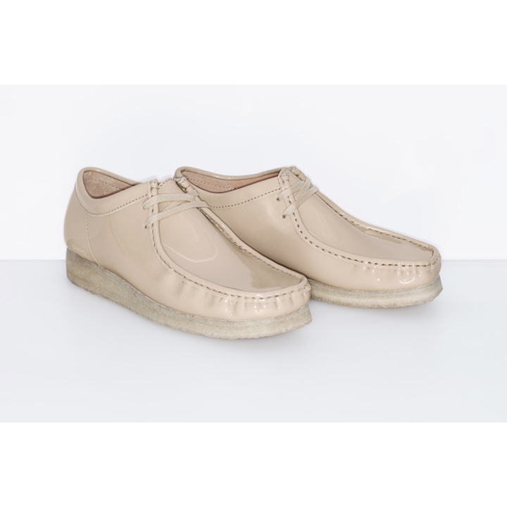 Clarks x Supreme Patent Leather Wallabee Cream, Clarks x Supreme Patent Leather Wallabee Black 착용 스타일 - 4