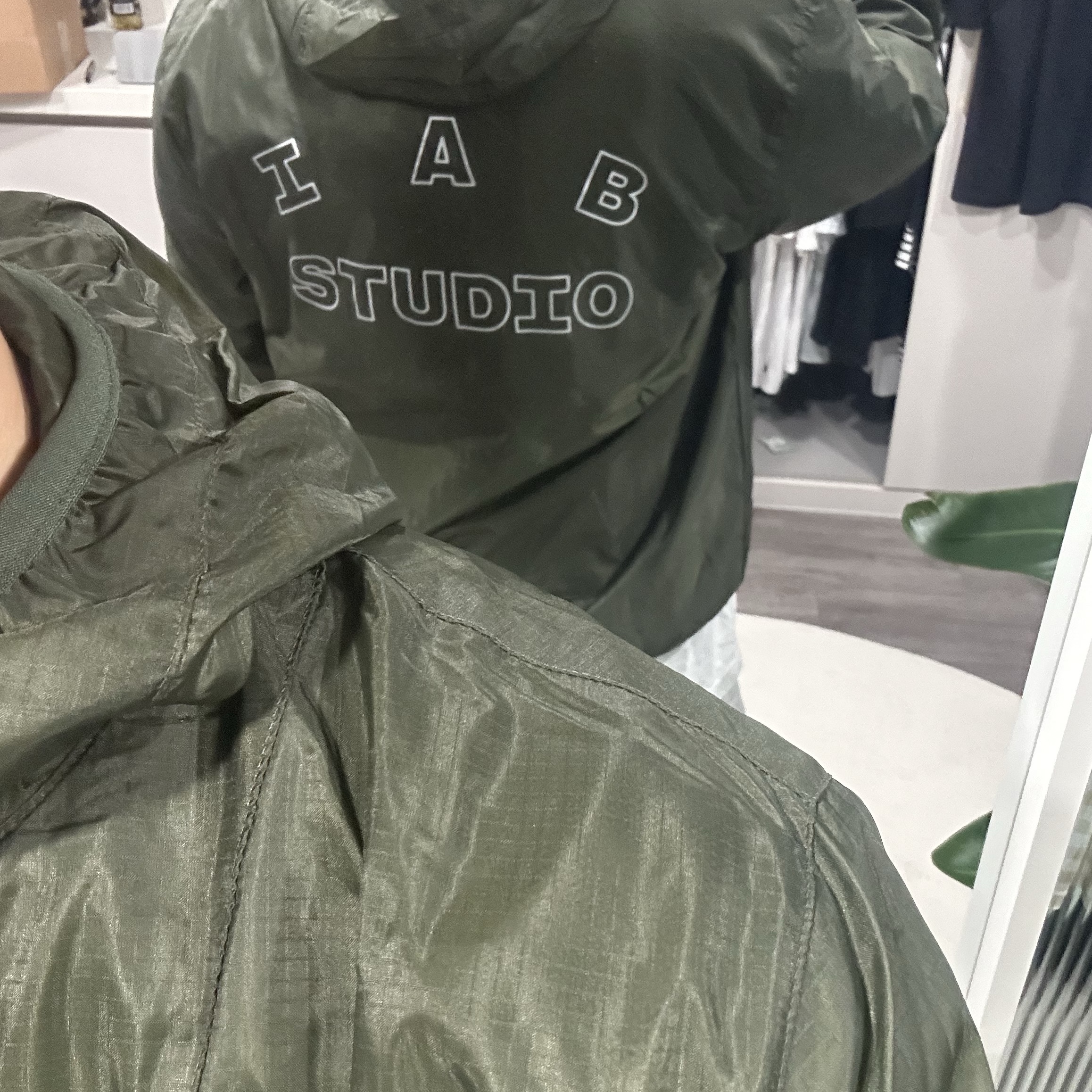 IAB Studio Ripstop Wind Jacket Deep Green 착용 스타일 - 2