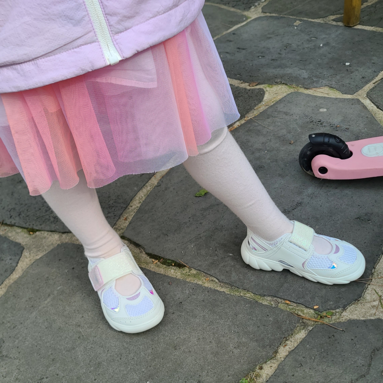 (Kids) New Balance Freedle 920 Sandal White 착용 스타일 - 3