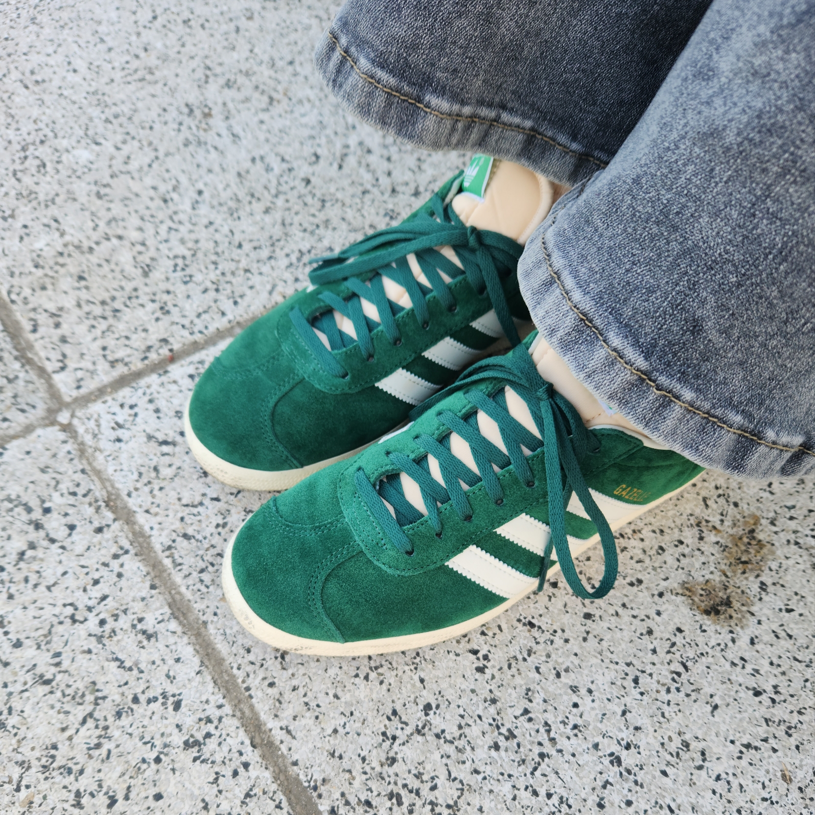 Adidas Gazelle Dark Green Cream White 착용 스타일 - 1