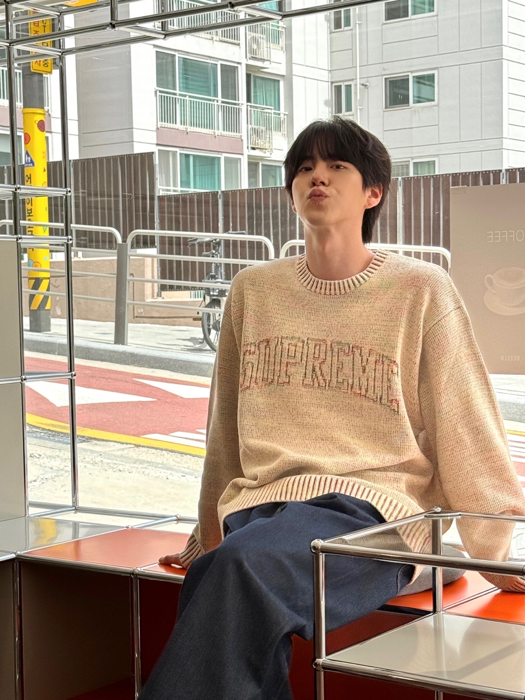 Supreme Contrast Arc Sweater White - 24SS 착용 스타일 - 3