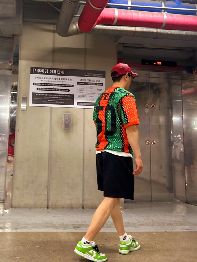 Supreme Crochet Football Jersey Orange - 23SS, Supreme Leather Camp Cap Red - 21SS 착용 스타일 - 4