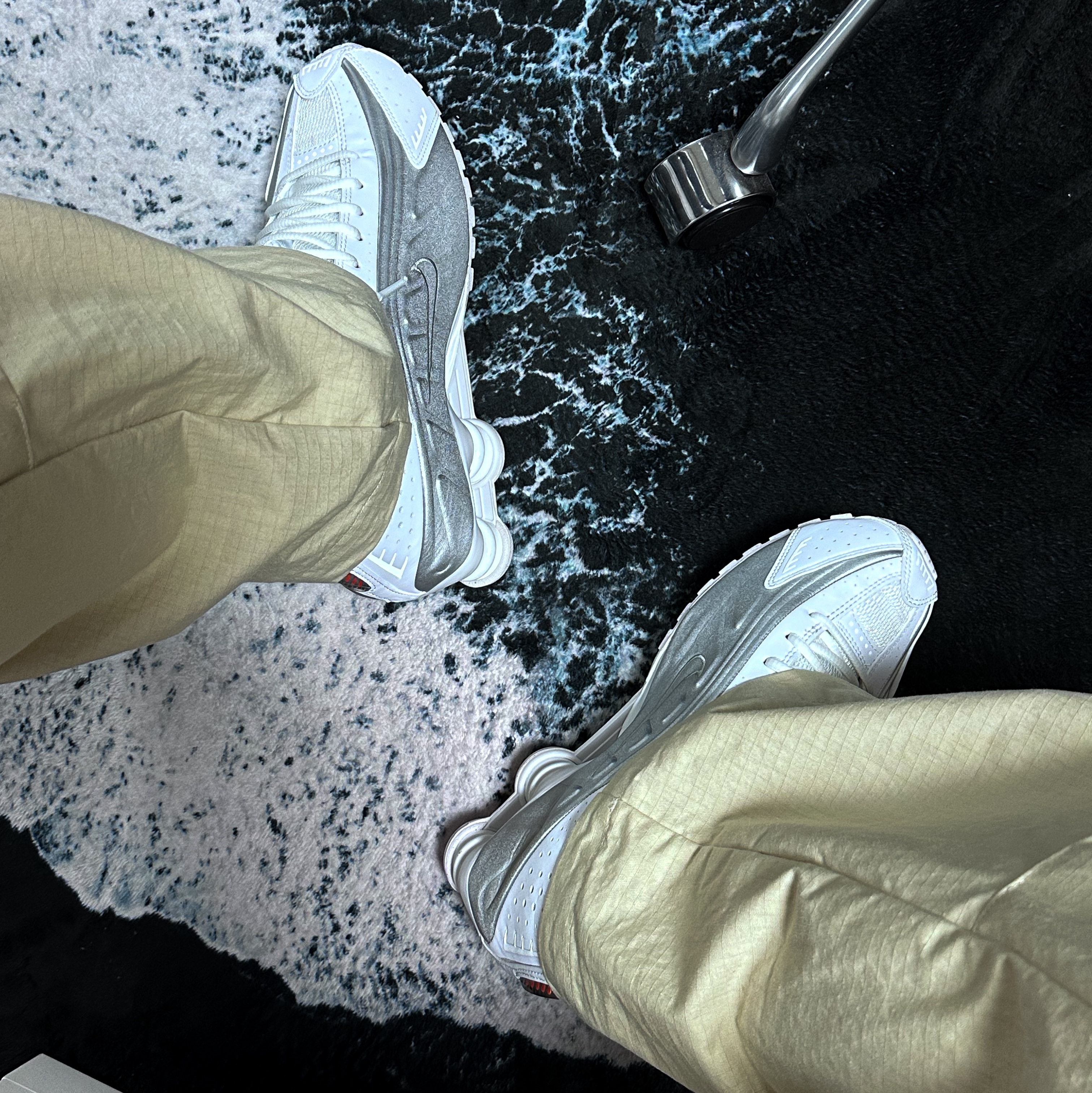 (W) Nike Shox R4 White Metallic Silver 착용 스타일