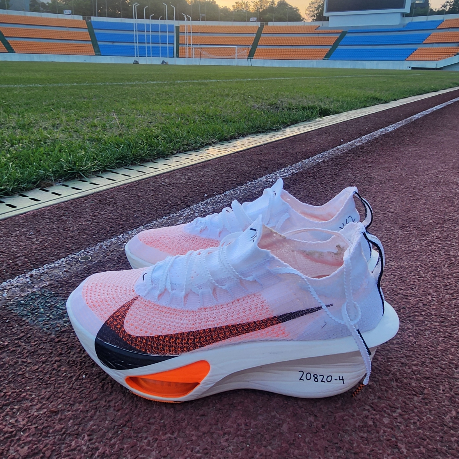 Nike Air Zoom Alphafly Next% 3 Proto White Total Orange 착용 스타일 - 2