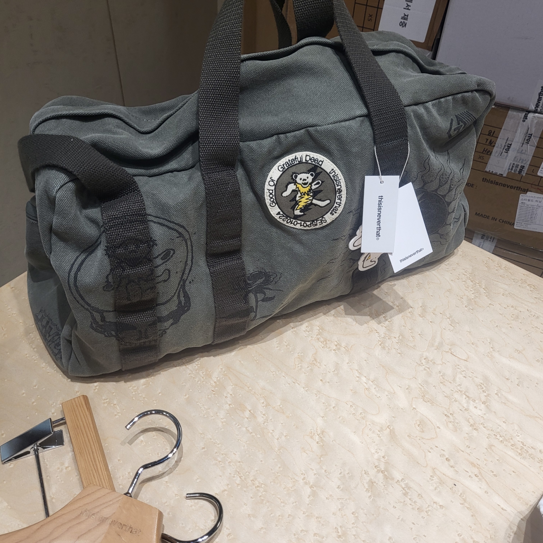 Thisisneverthat x Grateful Dead Iconography Duffle Bag Olive Drab 착용 스타일