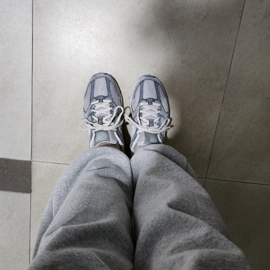 New Balance 530 Premium Vintage Grey Matter 착용 스타일