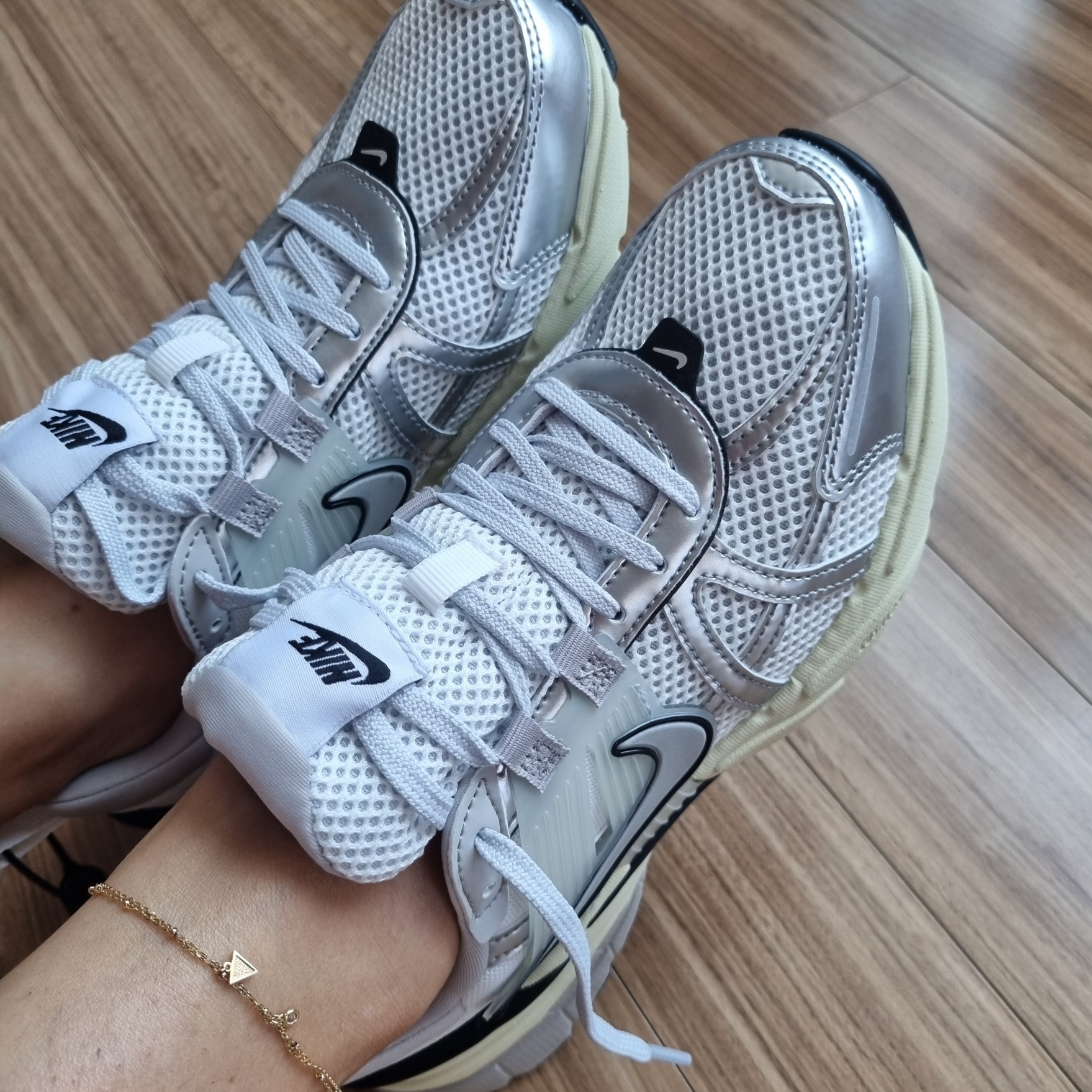 Nike V2K Run Summit White Metallic Silver 착용 스타일 - 2