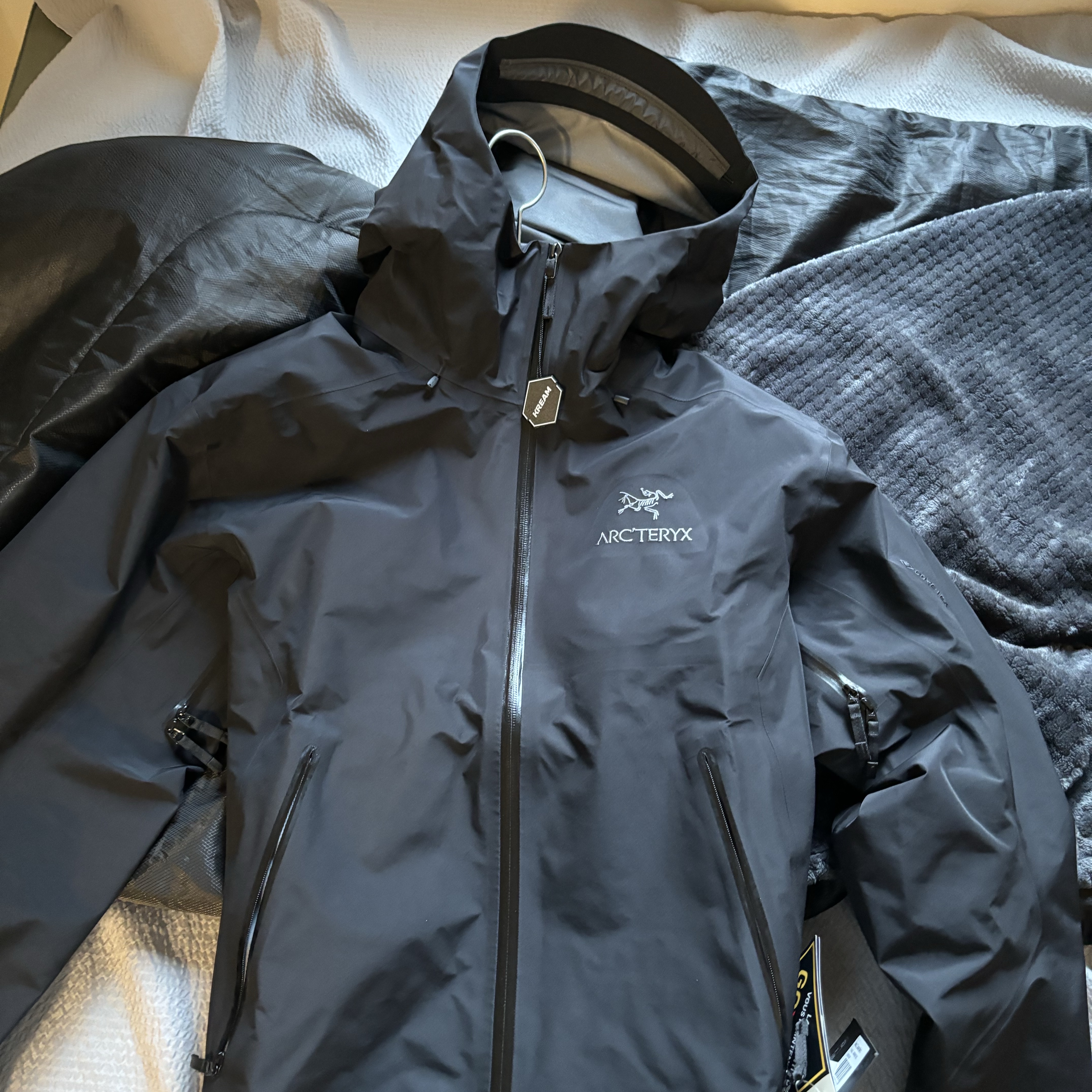 Arc'teryx Beta LT Jacket Black 착용 스타일 - 1