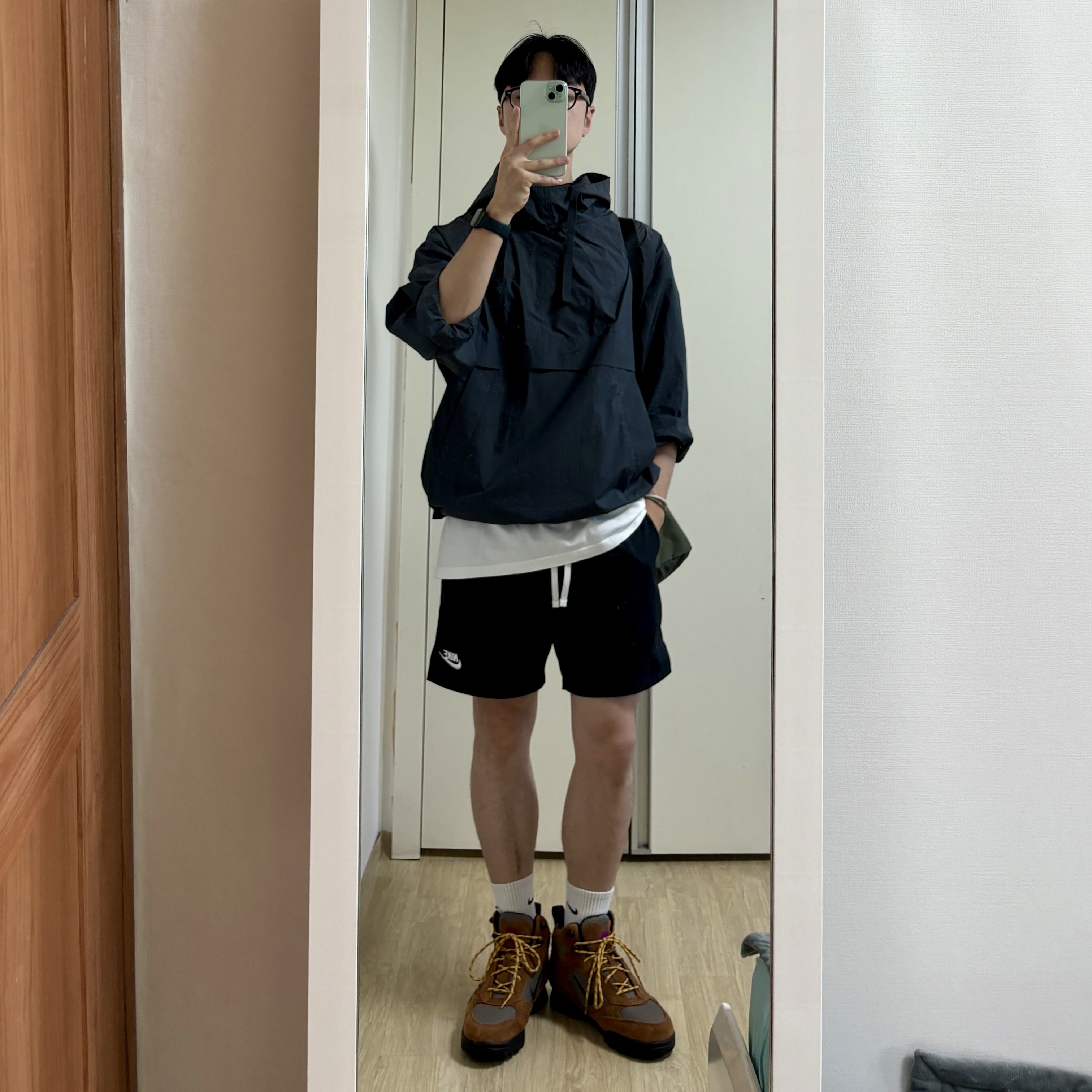 Nike ACG Torre Mid Waterproof Pecan and Olive Grey, Nike NSW Woven Lined Flow Shorts Black - Asia 착용 스타일 - 1