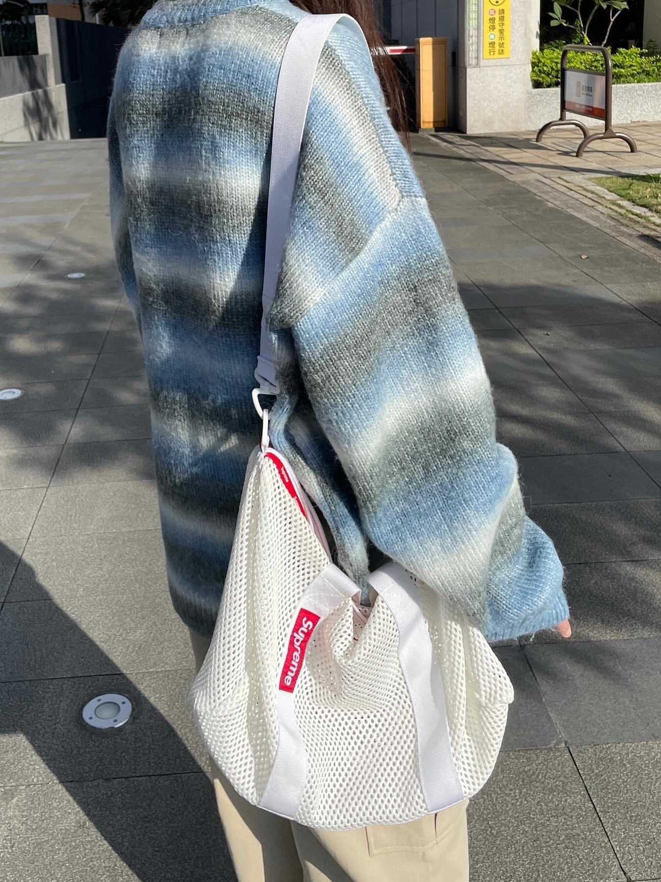 Supreme Mesh Duffle Bag White - 23SS, Clarks Wallabee Maple Suede 착용 스타일 - 3