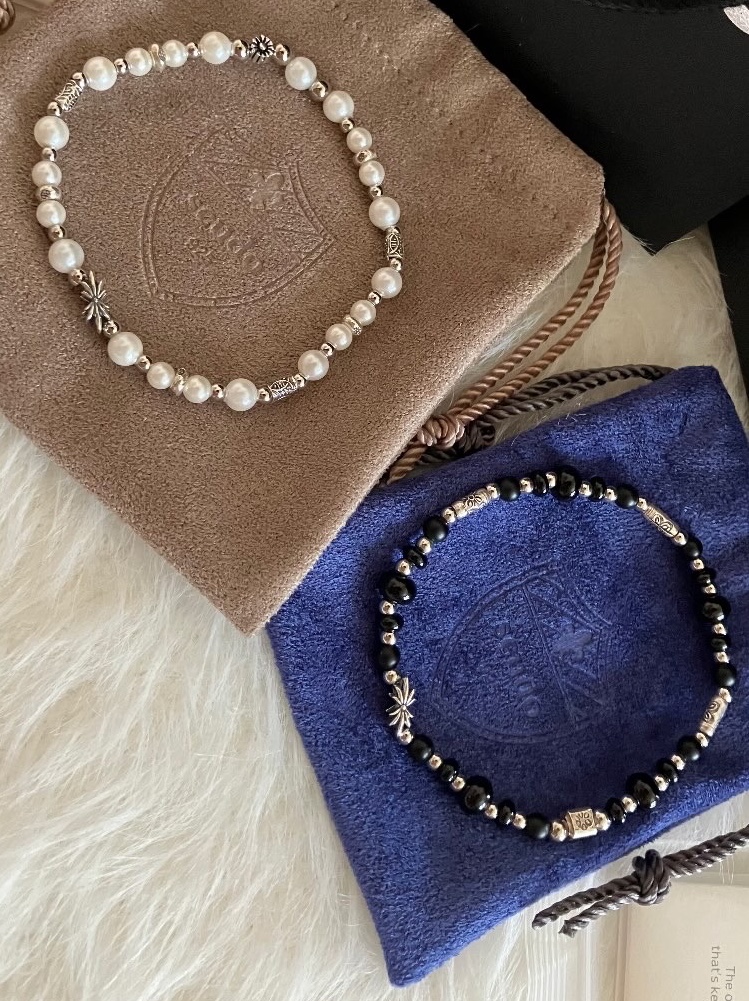 Scudo Snow White Ice Pearl Beads Bracelet, Scudo Garden Karen Beads Bracelet Black 착용 스타일