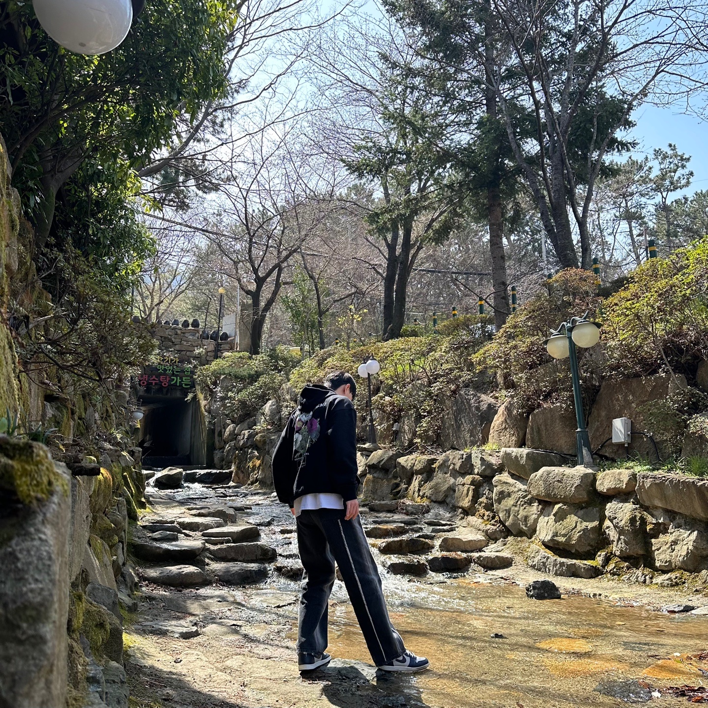 Wooyoungmi Flower Back Logo Hoodie Black - 23FW 착용 스타일 - 2