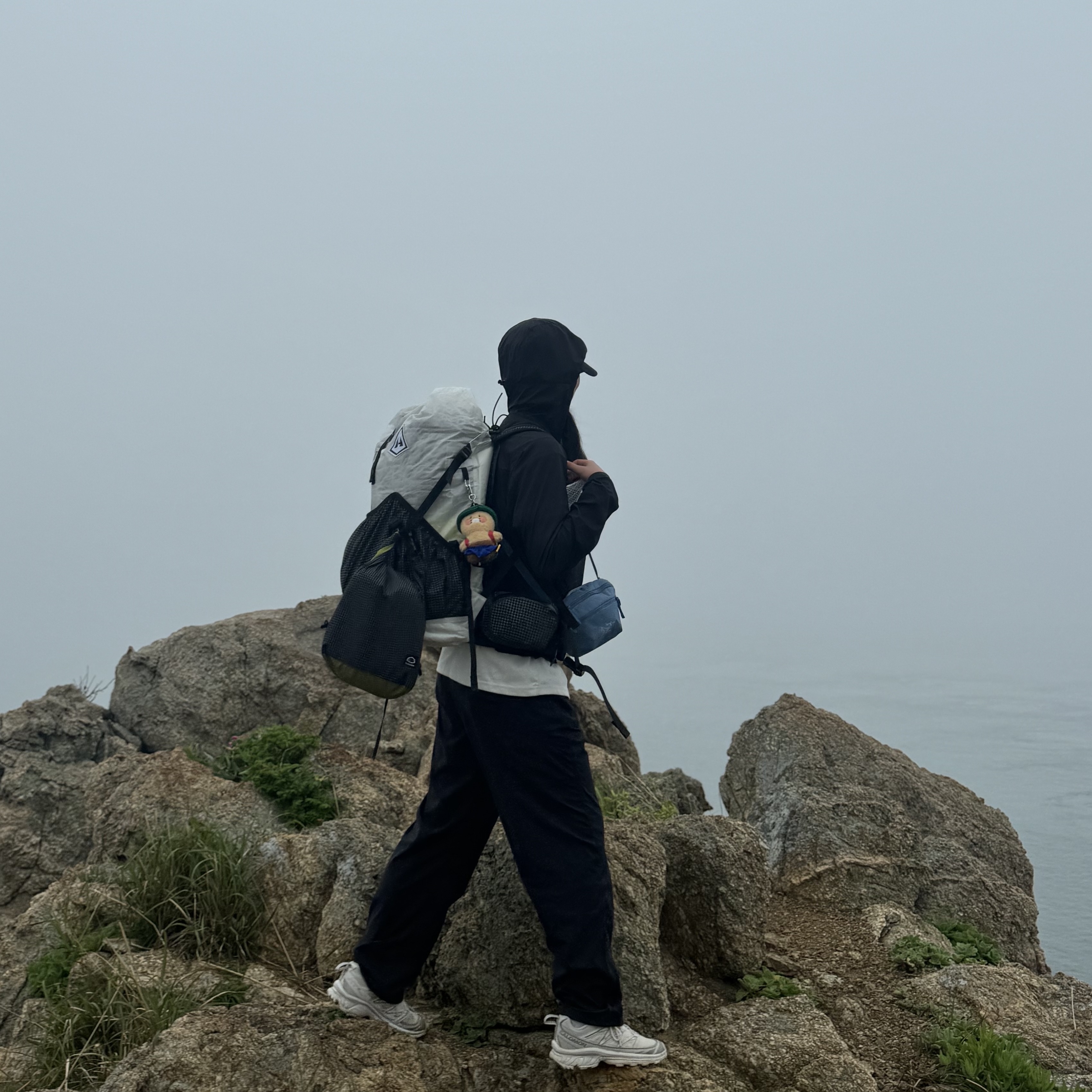 Arc'teryx Squamish Hoody Black, Salomon XT-6 Expanse Vanilla Ice White 착용 스타일