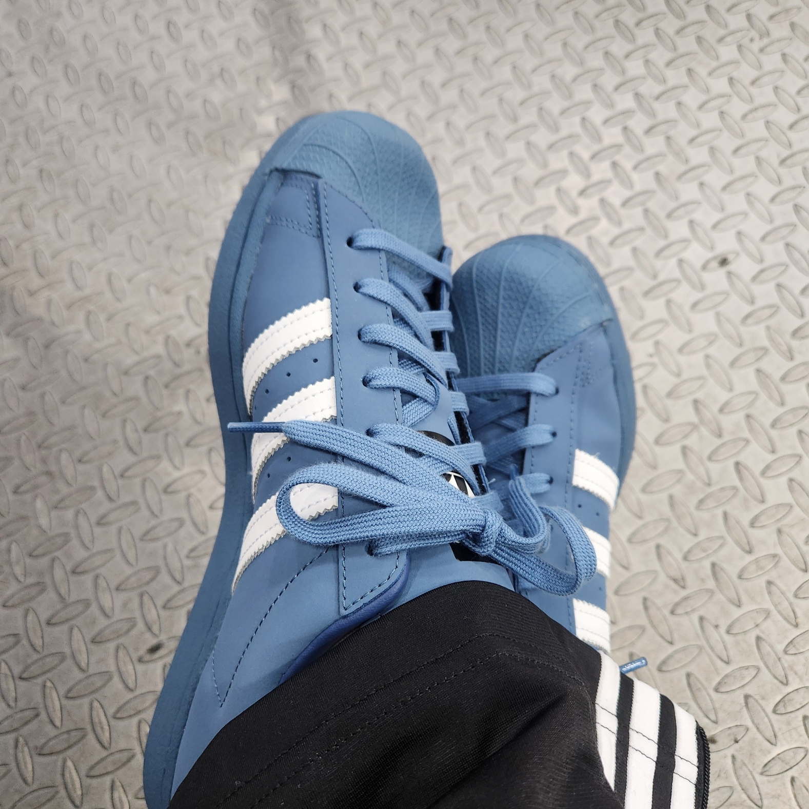 Adidas x Atmos x Daiki Tsuneta Superstar Altered Blue 착용 스타일 - 1