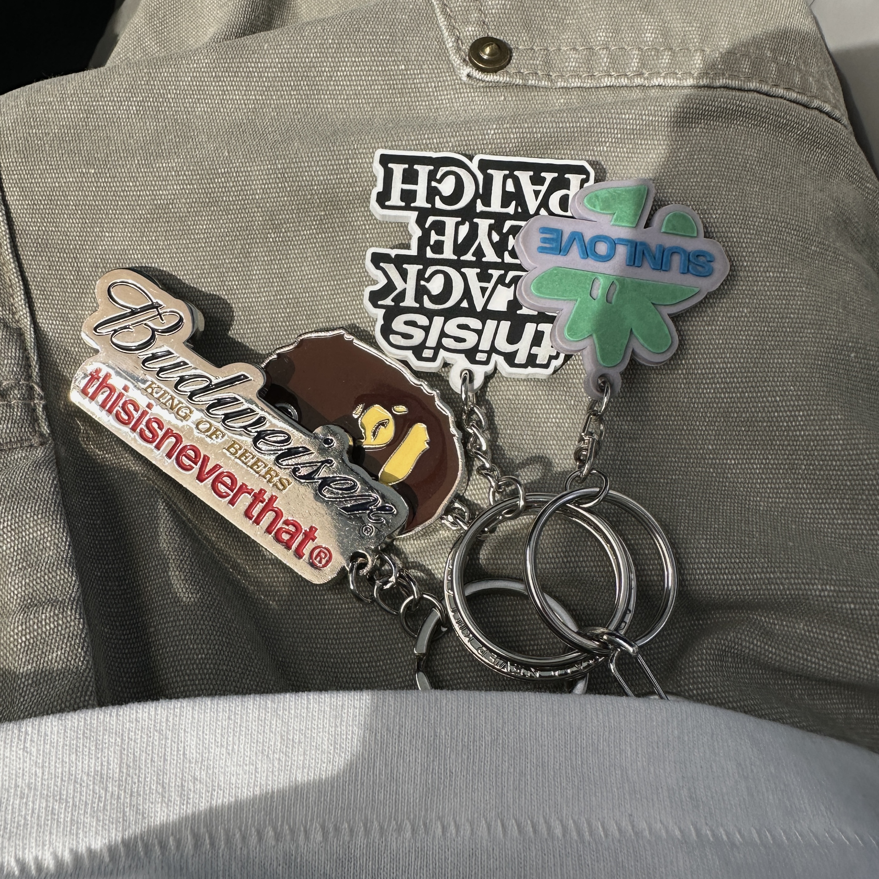 Thisisneverthat x Budweiser Opener Keychain Silver, BAPE Ape Head Metal Keychain Brown 착용 스타일