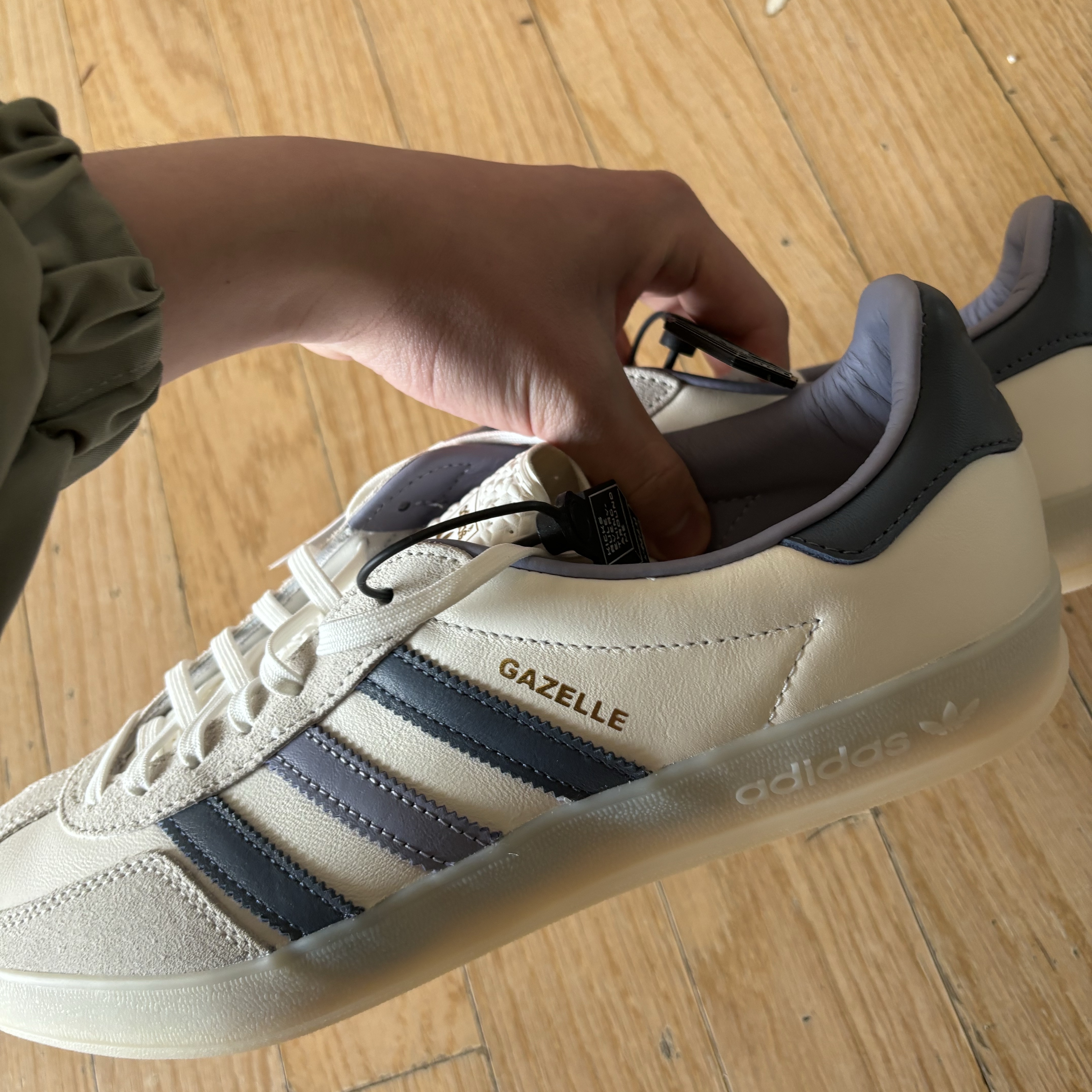 Adidas Gazelle Indoor Core White Preloved Ink 착용 스타일