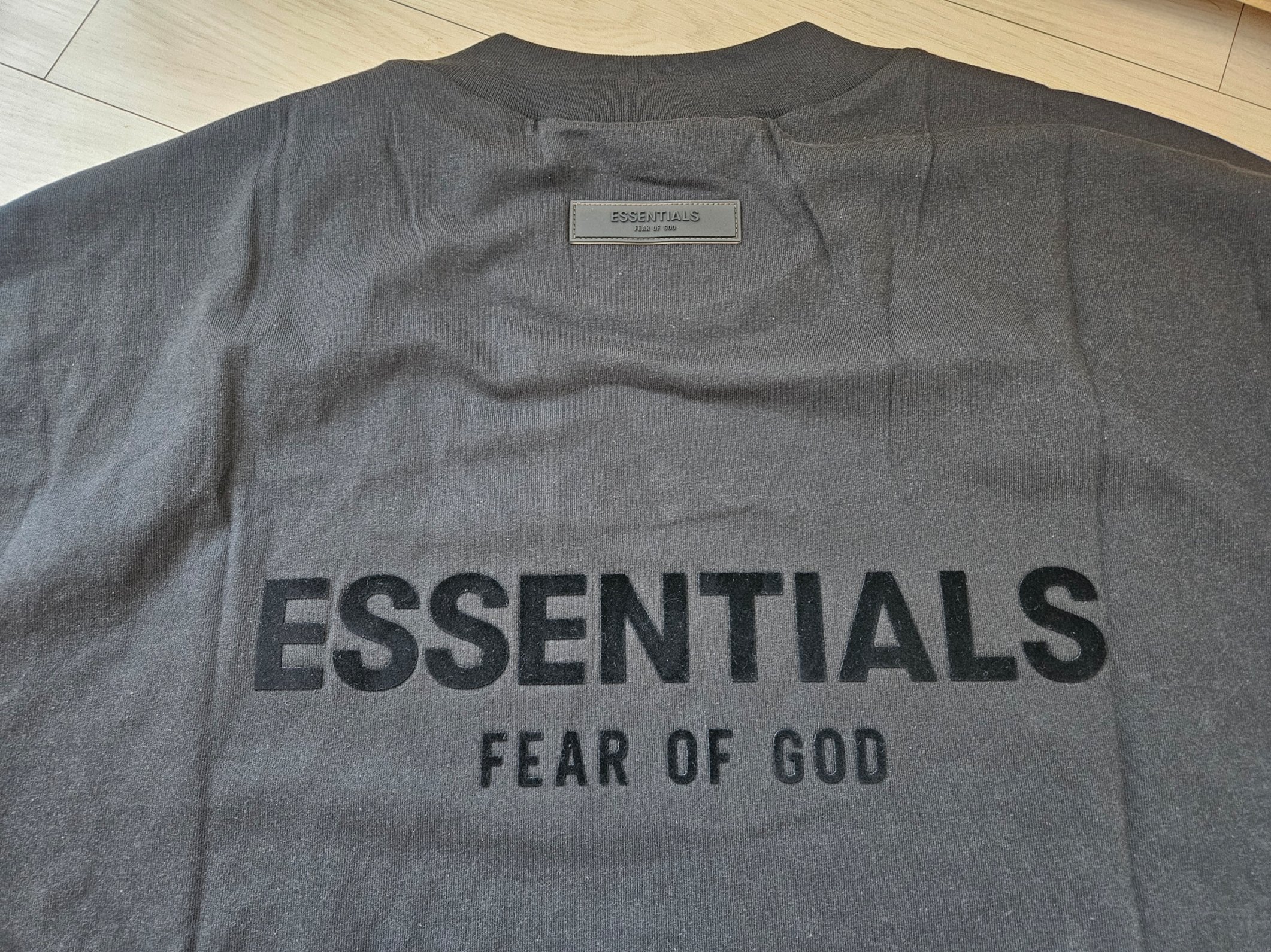 Essentials The Core Collection T-Shirt Stretch Limo 착용 스타일