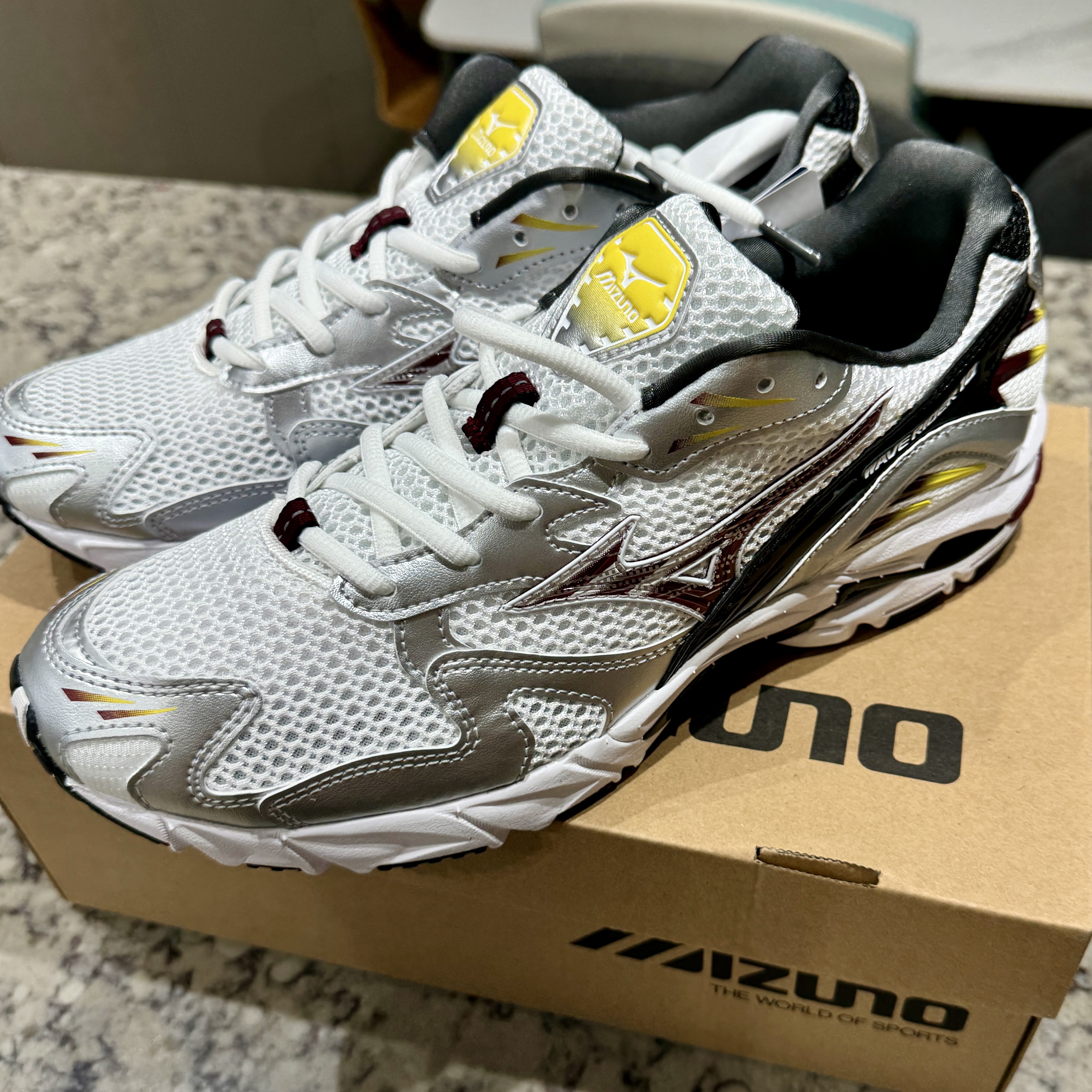 Mizuno Wave Rider 10 White Cabernet Silver 착용 스타일