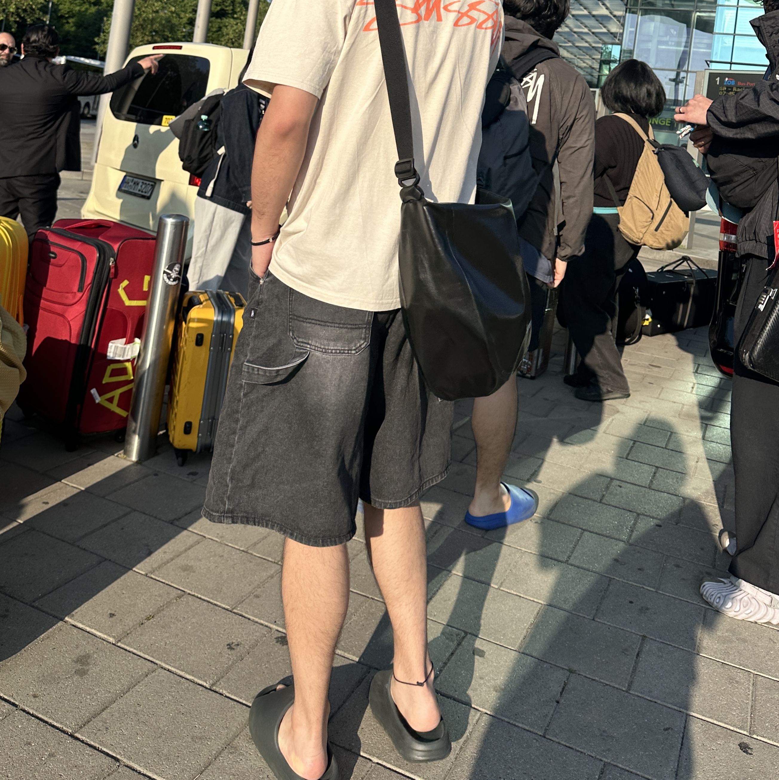 Adidas Yeezy Slide Dark Onyx 2024, Stussy Surf Stock T-Shirt Smoke 착용 스타일