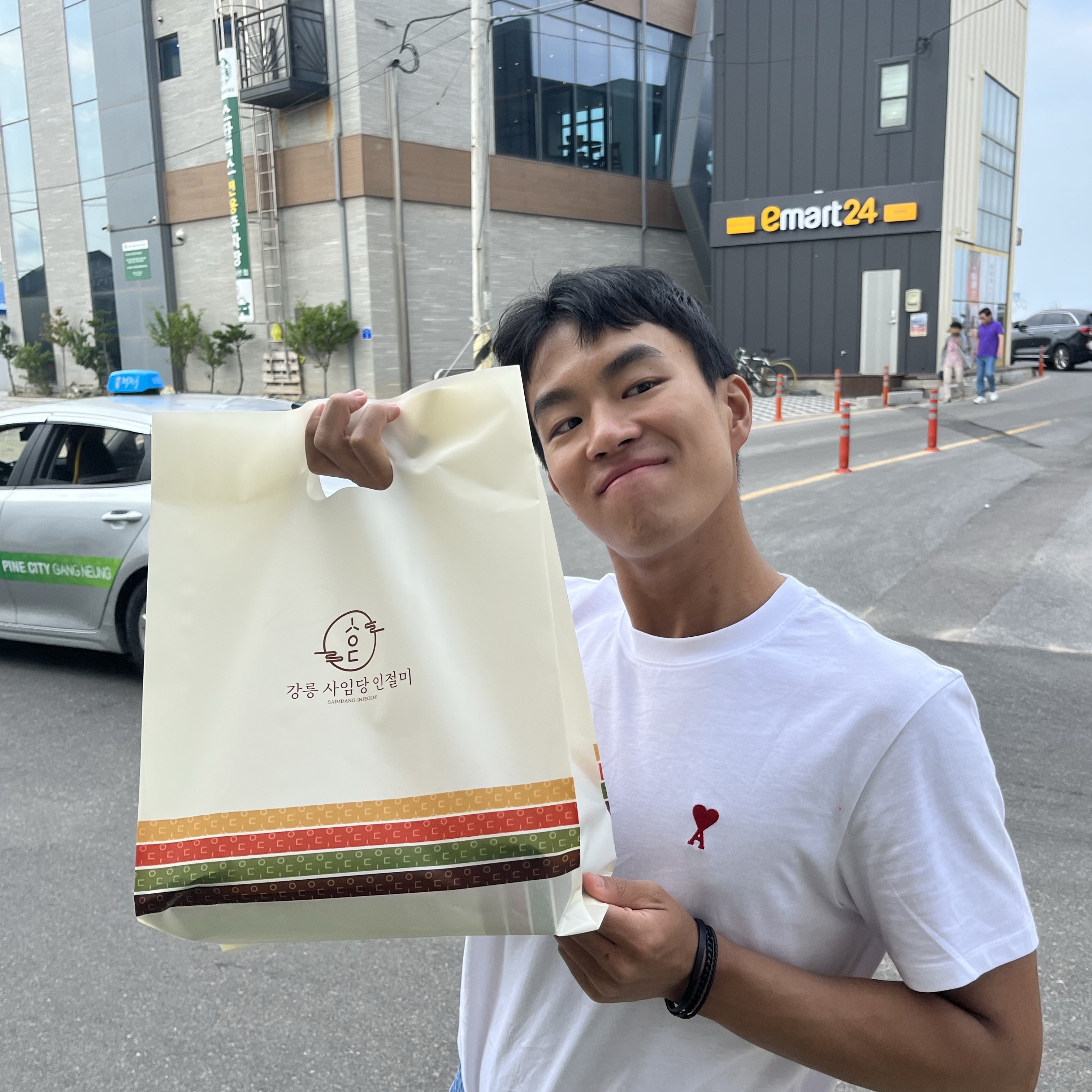 AMI de Coeur T-Shirt White 착용 스타일 - 2