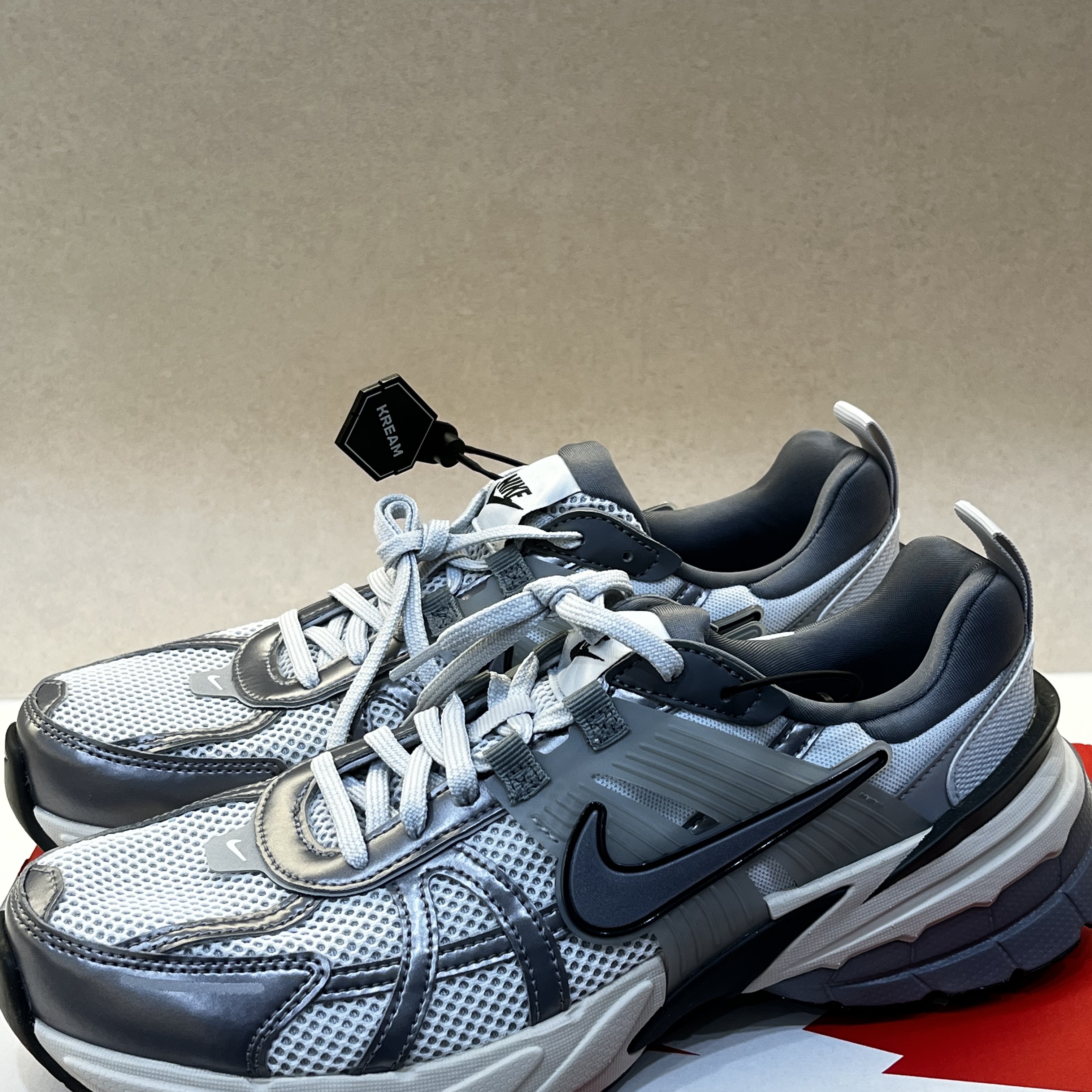 Nike V2K Run Pure Platinum Wolf Grey 착용 스타일