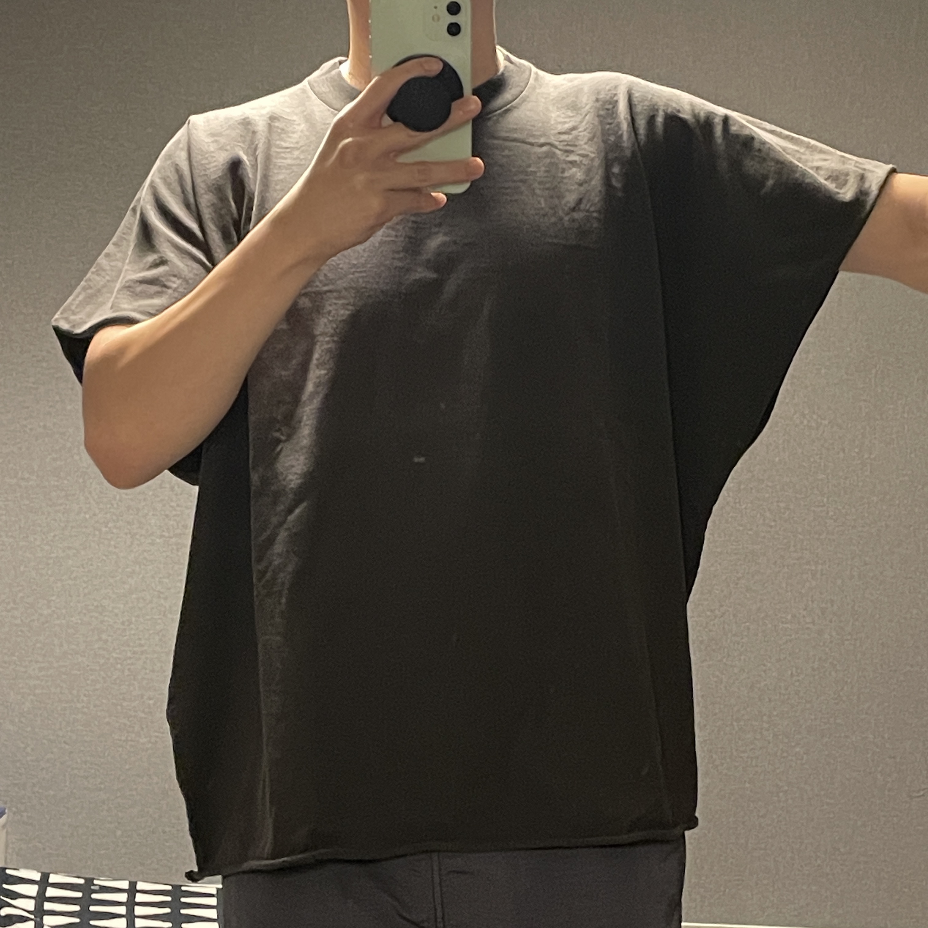 Yeezy One Box T-Shirt Black 착용 스타일 - 2