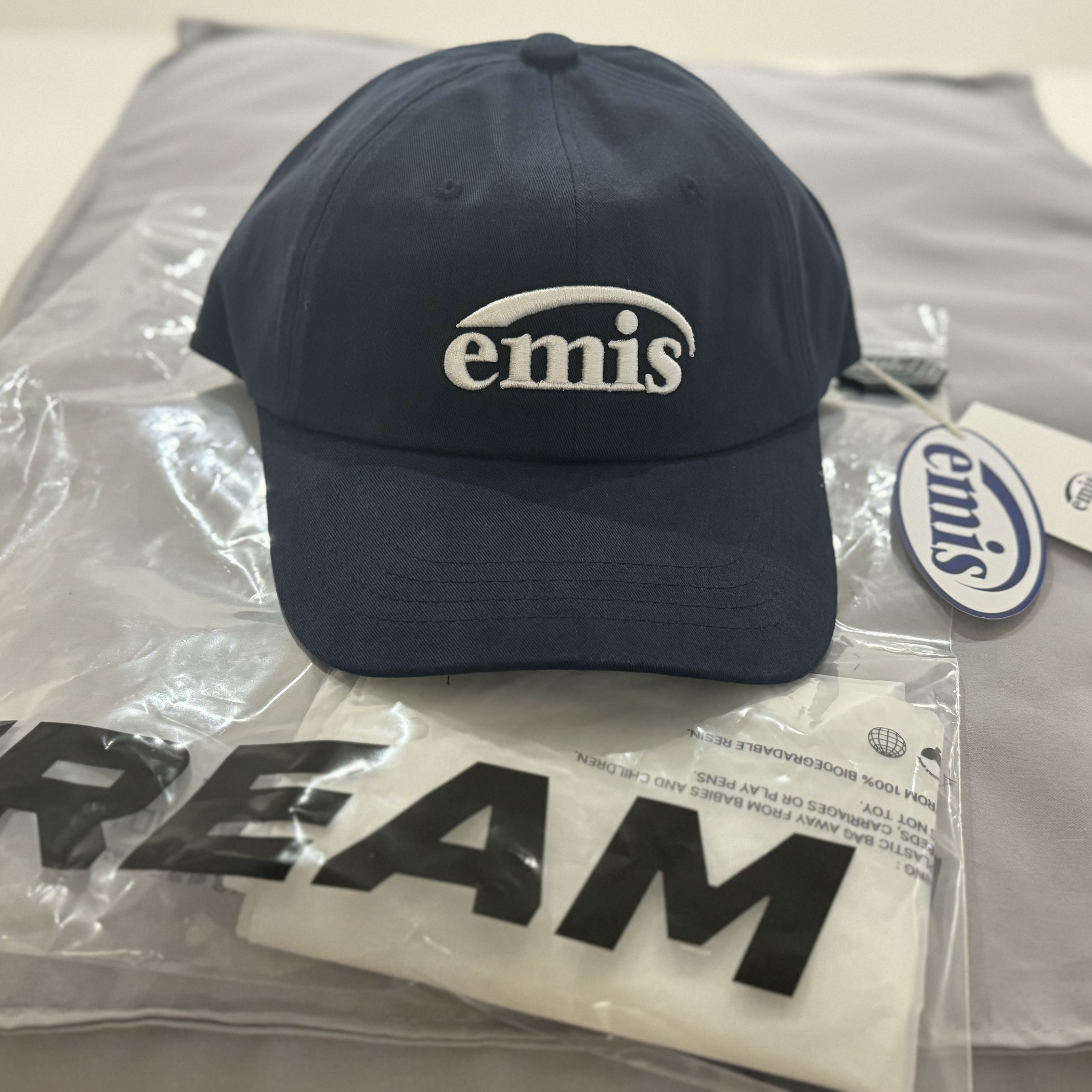 Emis New Logo Emis Cap Navy 착용 스타일
