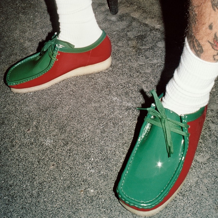 Clarks x Supreme Patent Leather Wallabee Cream, Clarks x Supreme Patent Leather Wallabee Black 착용 스타일 - 2
