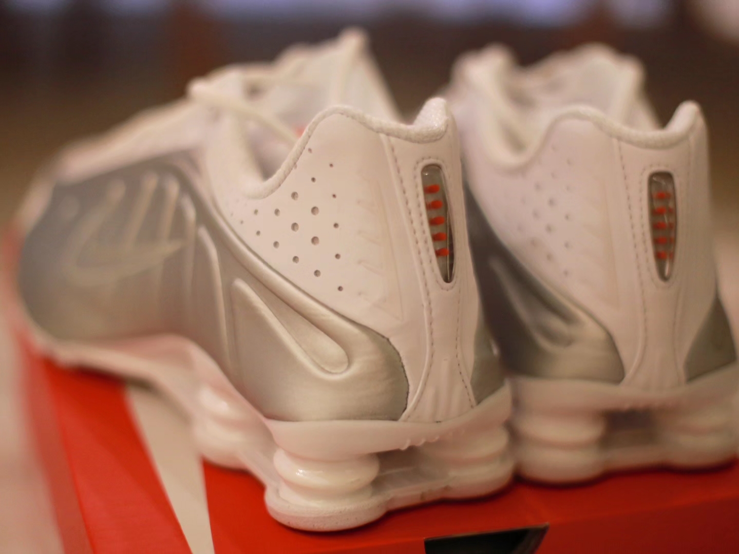 (W) Nike Shox R4 White Metallic Silver, Nike Shox R4 White Metallic 착용 스타일 - 3