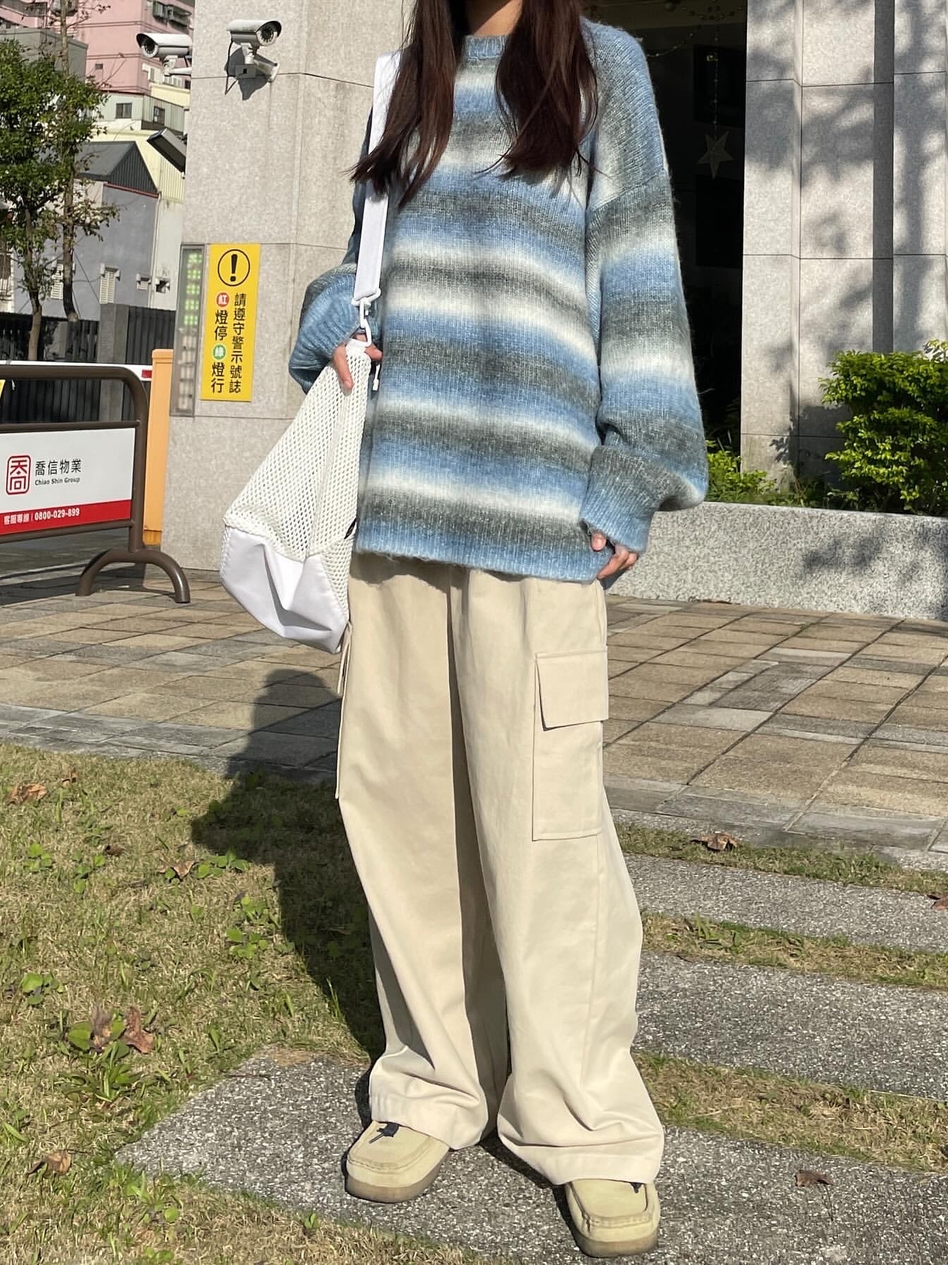 Supreme Mesh Duffle Bag White - 23SS, Clarks Wallabee Maple Suede 착용 스타일 - 1