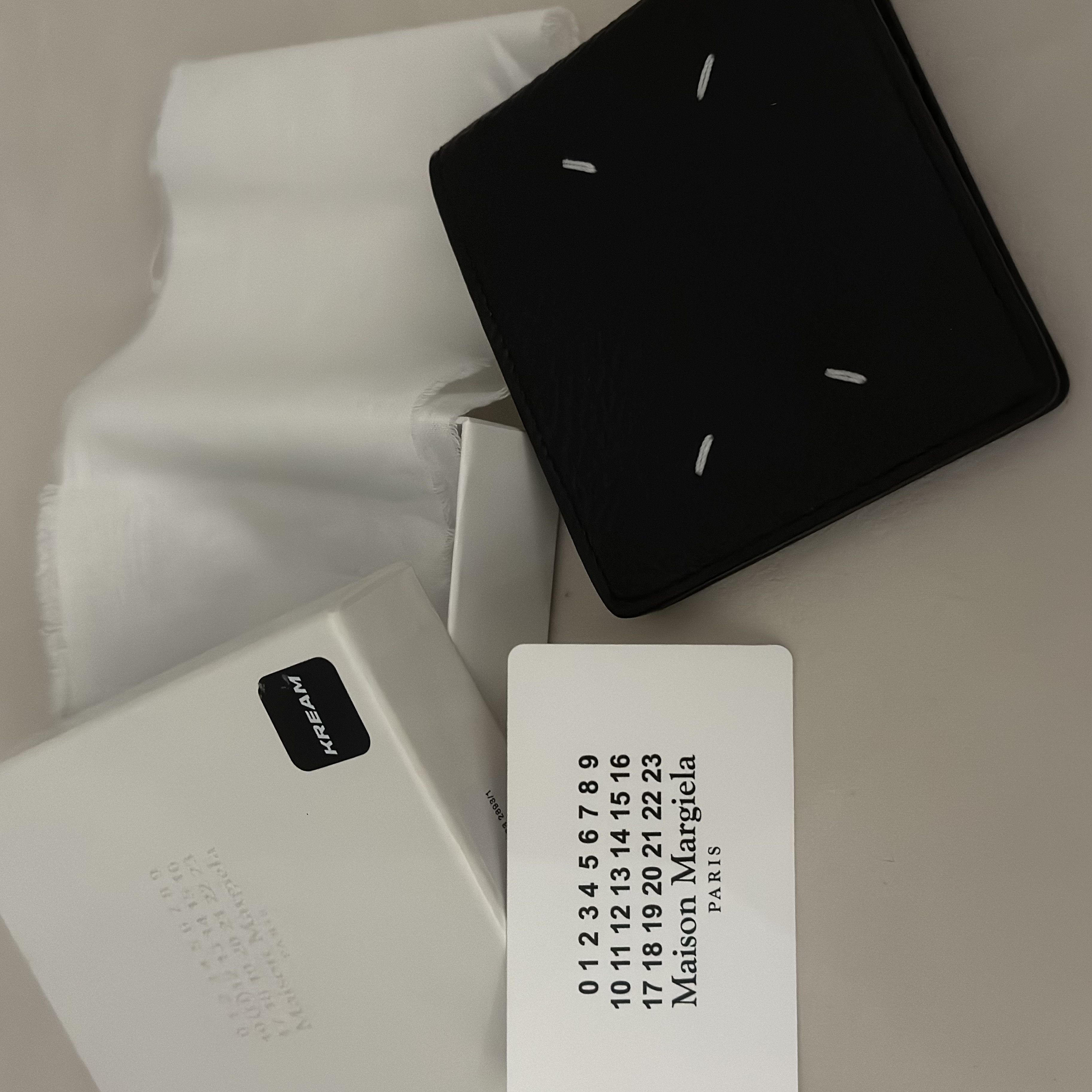 Maison Margiela Bi-Fold Wallet Black 착용 스타일