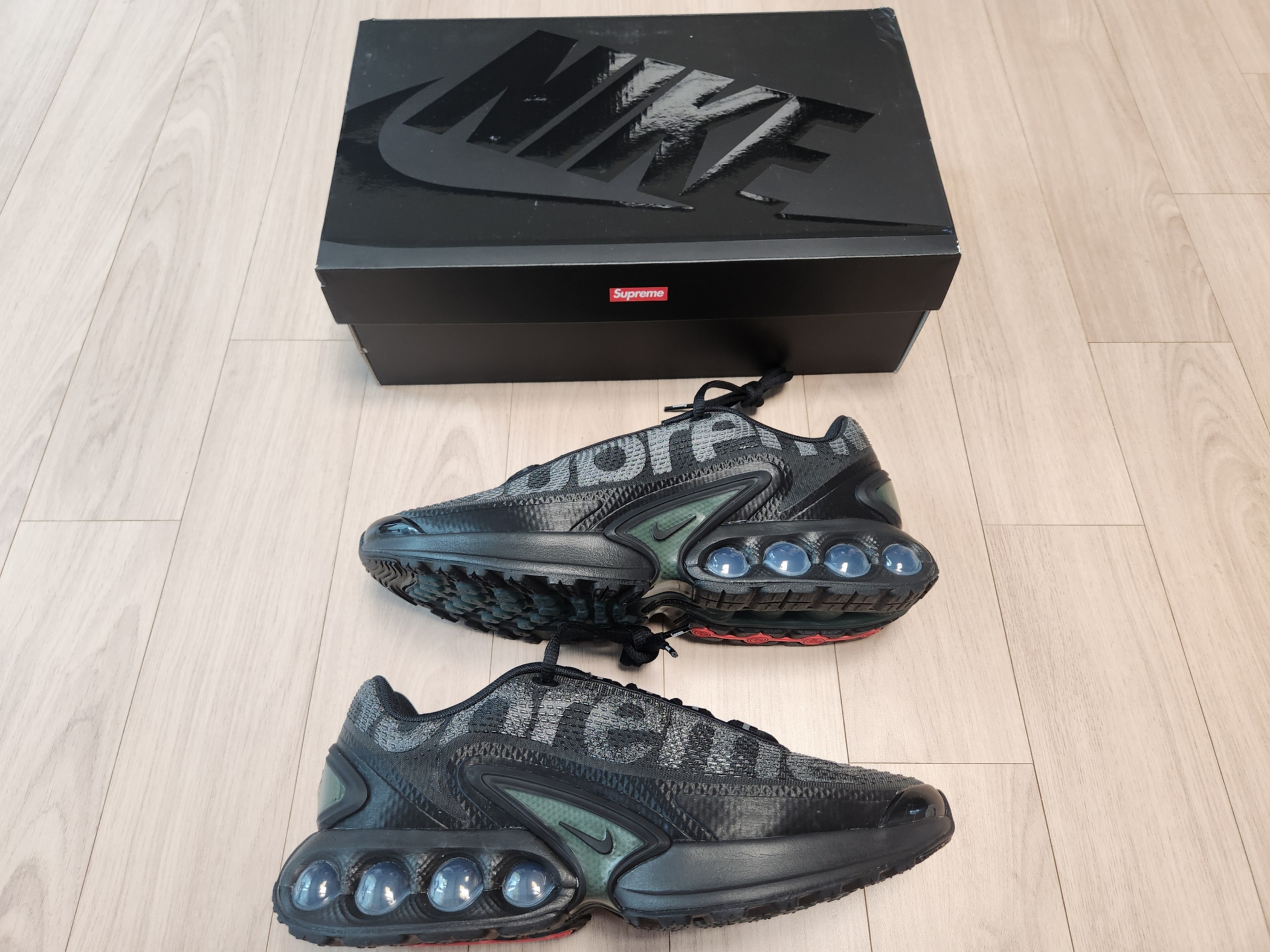 Nike x Supreme Air Max DN SP Black Galactic Jade 착용 스타일 - 2