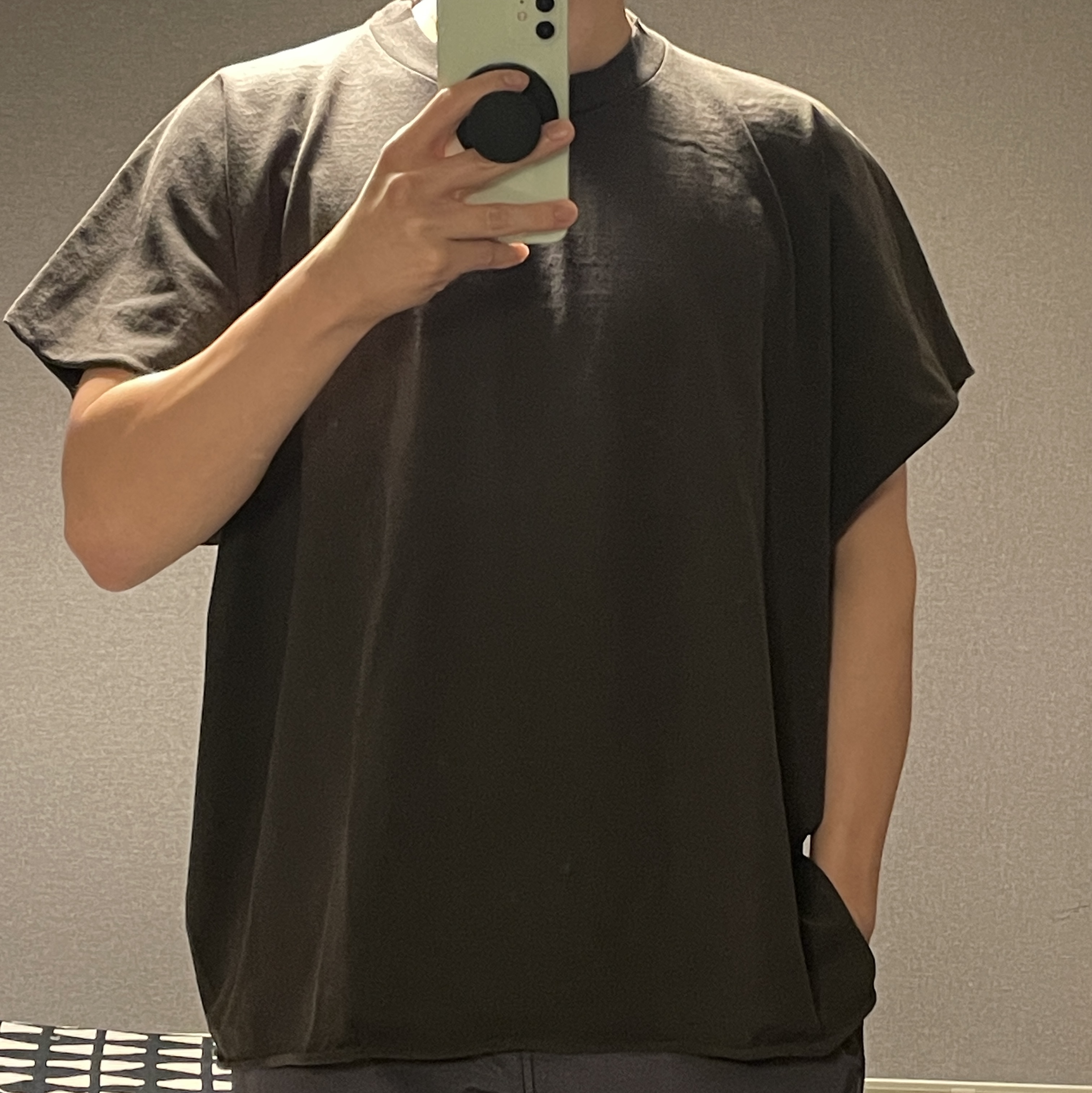 Yeezy One Box T-Shirt Black 착용 스타일 - 1