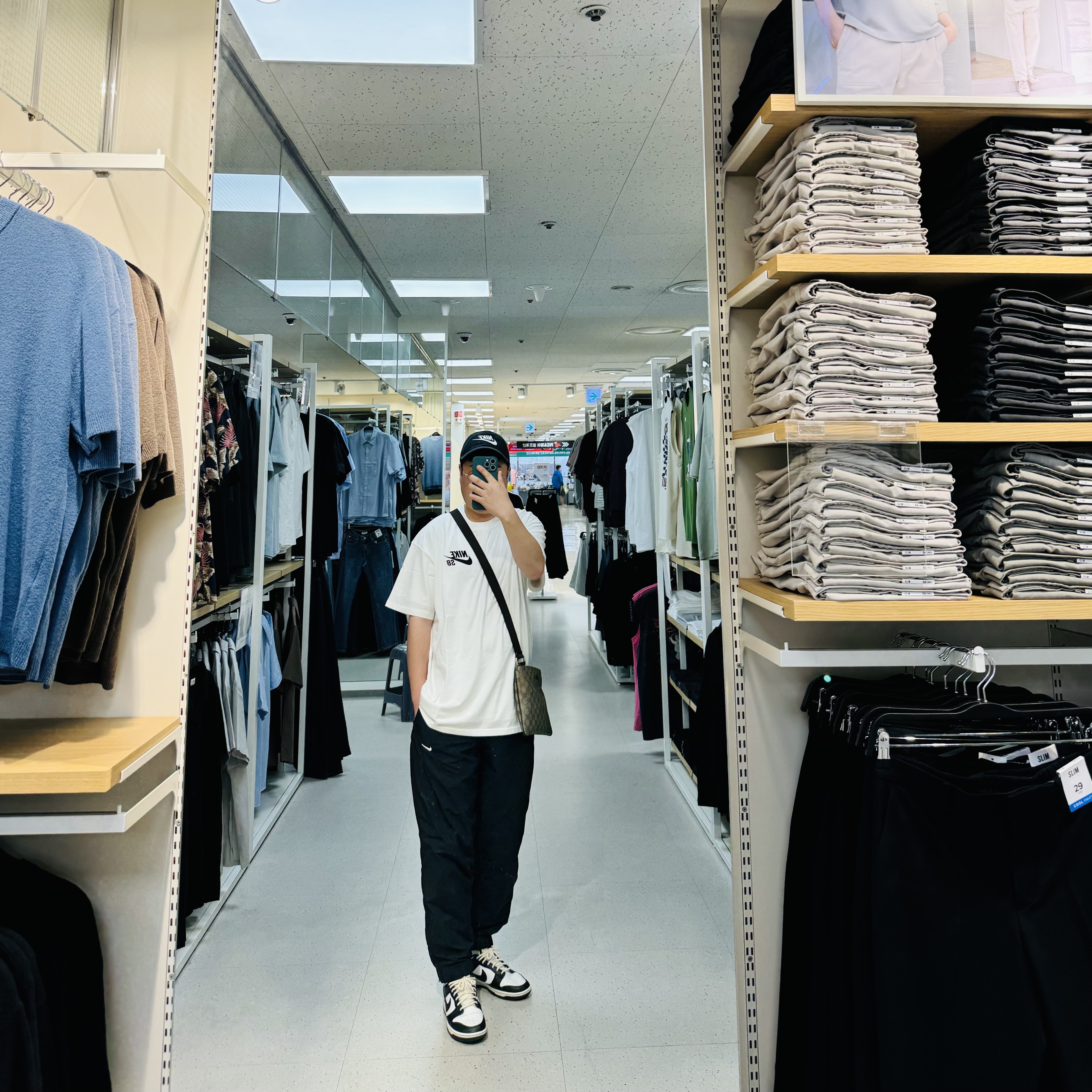 Nike Heritage 86 Futura Washed Cap Black White, Nike SB Logo Skateboarding T-Shirt White - US/EU 착용 스타일 - 1