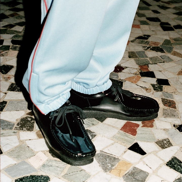 Clarks x Supreme Patent Leather Wallabee Cream, Clarks x Supreme Patent Leather Wallabee Black 착용 스타일 - 3