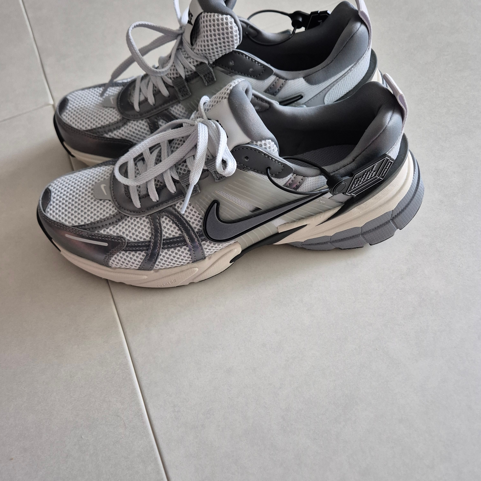 Nike V2K Run Pure Platinum Wolf Grey 착용 스타일 - 2