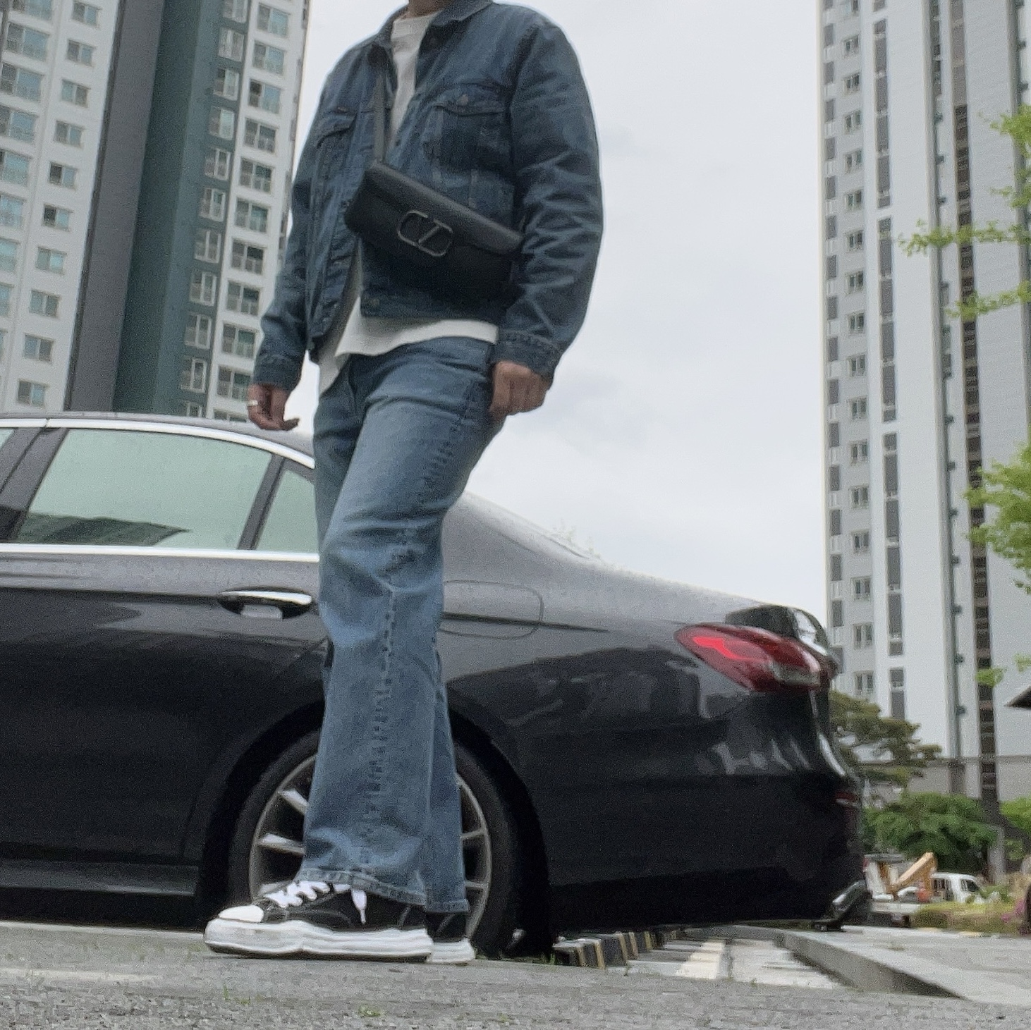 Maison Mihara Yasuhiro Peterson OG Sole Canvas Low Sneakers Black, Fendi FF Jacquard Fabric Bucket Hat Brown 착용 스타일 - 1
