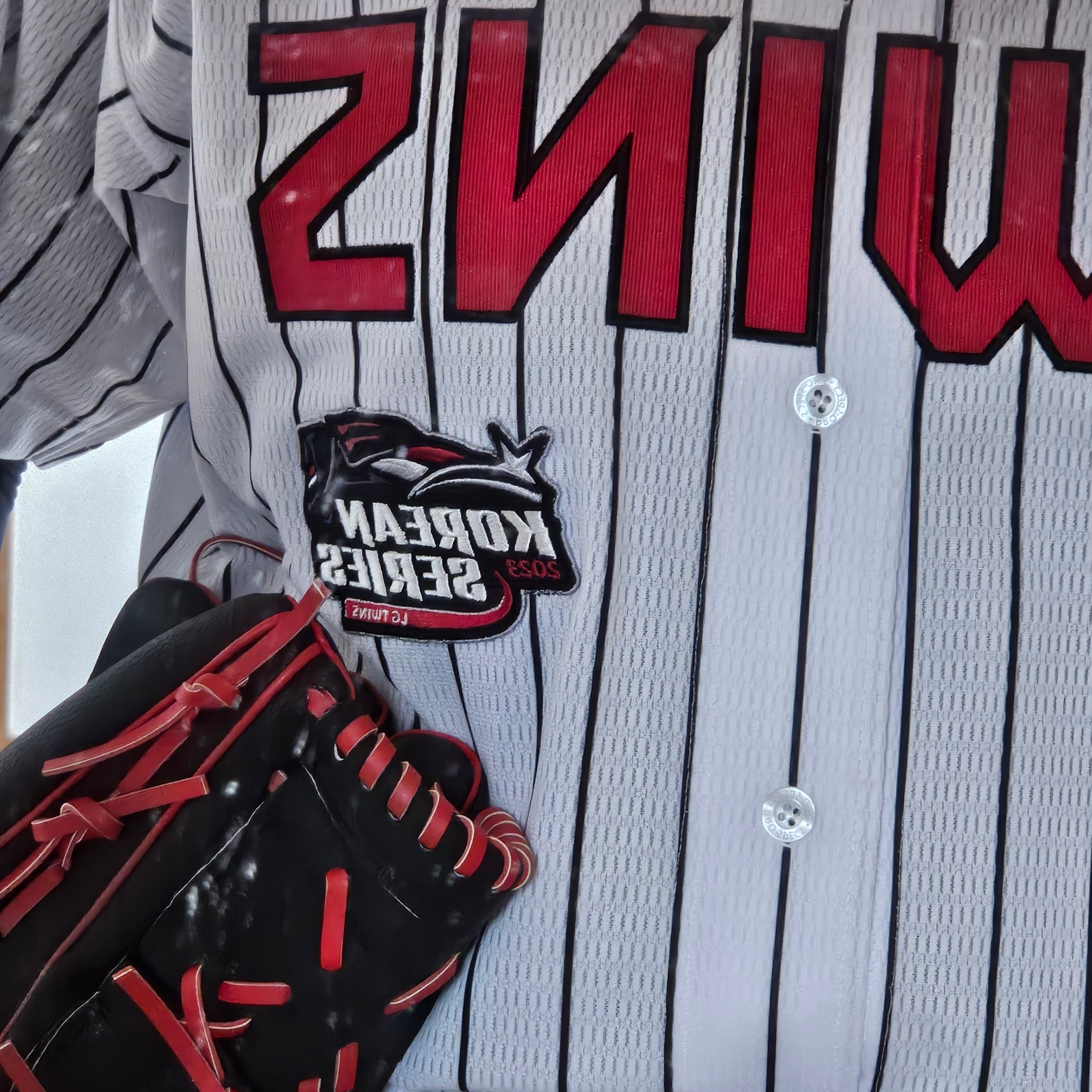 LG Twins x Prospecs 2023 Korean Series Authentic Home Uniform White (Non Marking Ver.), LG Twins x Prospecs 2023 Authentic Glossy Jumper Black 착용 스타일 - 2