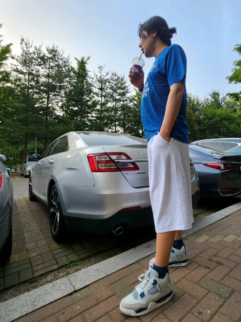 Jordan 4 Retro Industrial Blue 착용 스타일